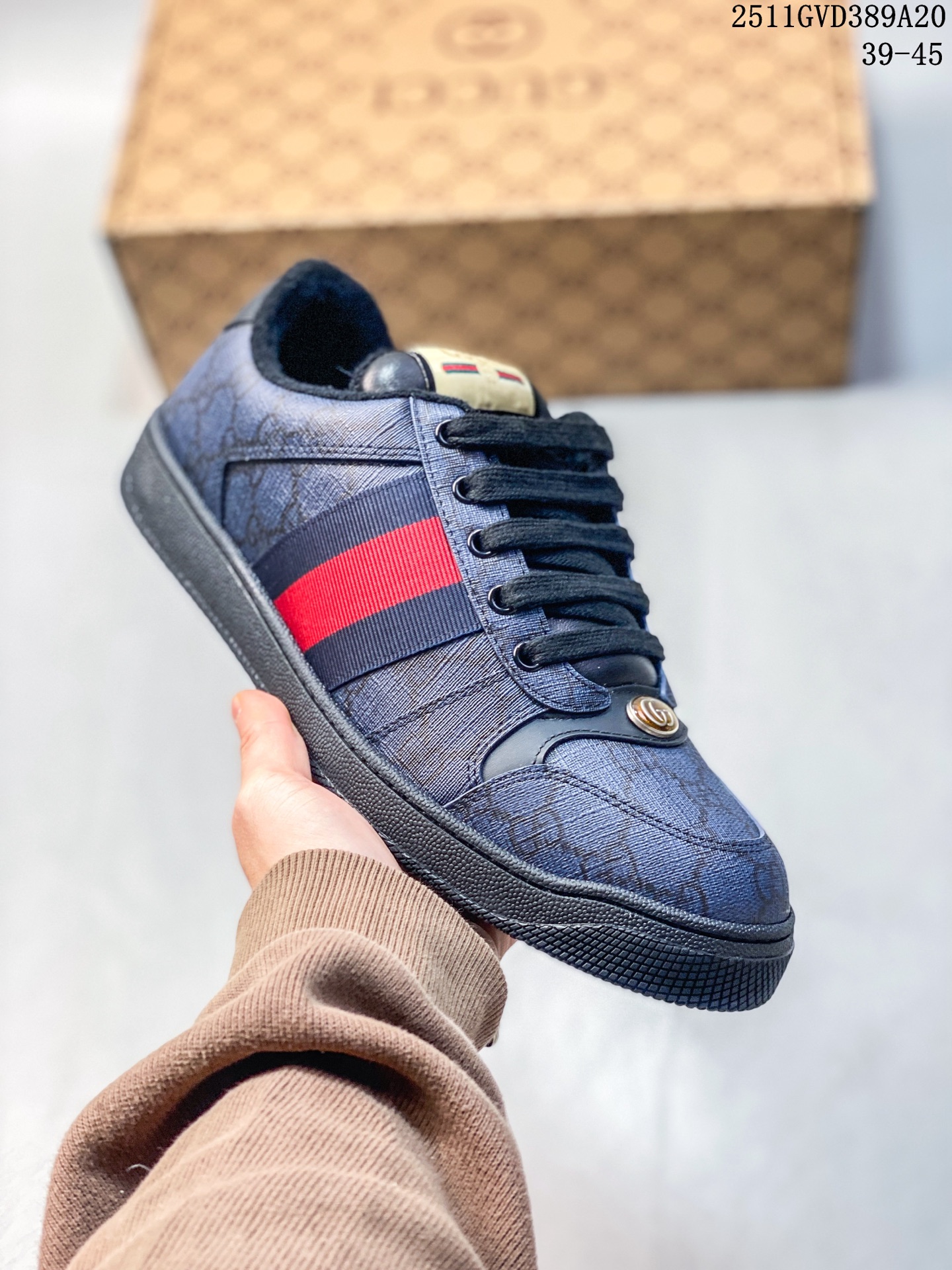 💰290
广东原装品市售高端版本
Gucci 古驰 Screener 小脏鞋系列 
订单官方经典款板鞋 原鞋生产工艺 附送原装一致鞋舌仿磨环保纸垫全套专柜包装物及配件 外盒标嵌入核心防伪芯片装置 意大利进口超软小牛皮+同源出厂真丝绸防尘鞋套袋 原装雪梨形超软沙绒纸团
高工艺无缝细空胶技术 贴楦误差0.05mm
鞋底采用固特异内外锁死工艺
最大限度弯折永不开胶 原鞋一致效果环保无味
11GVD389A20