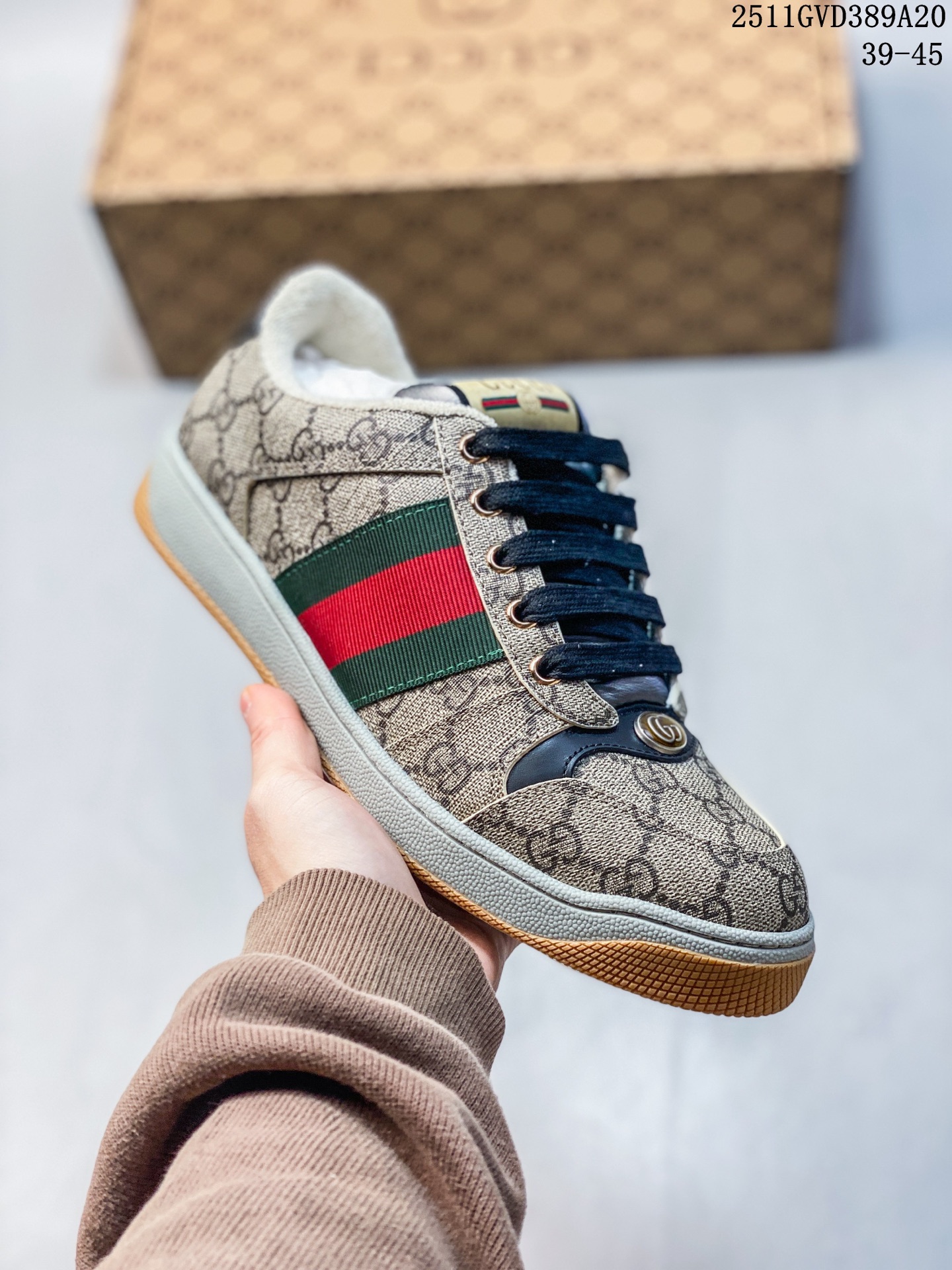 💰290
广东原装品市售高端版本
Gucci 古驰 Screener 小脏鞋系列 
订单官方经典款板鞋 原鞋生产工艺 附送原装一致鞋舌仿磨环保纸垫全套专柜包装物及配件 外盒标嵌入核心防伪芯片装置 意大利进口超软小牛皮+同源出厂真丝绸防尘鞋套袋 原装雪梨形超软沙绒纸团
高工艺无缝细空胶技术 贴楦误差0.05mm
鞋底采用固特异内外锁死工艺
最大限度弯折永不开胶 原鞋一致效果环保无味
11GVD389A20