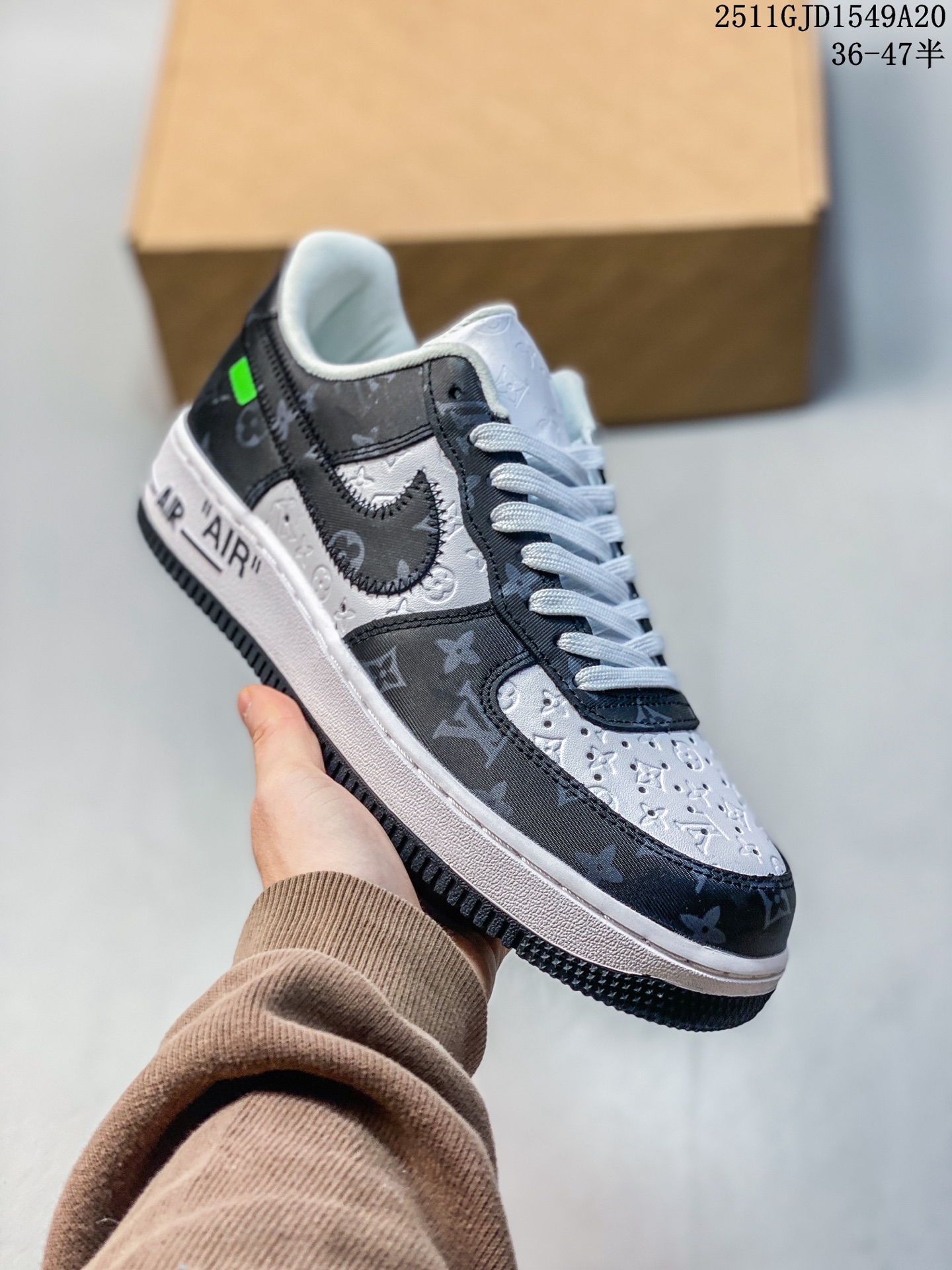 💰230
公司级✅Nike Air Force 1 x Louis Vuitton 耐克 空军一号 路易威登联名 潮流复古 低帮板鞋
路易威登与耐克品牌的首次联名合作 并在全球范围限量销售 自发售以来受到一定的关注 此款联名球鞋首次由耐克之外的制鞋工坊手工打造 两大品牌携手推出尽显本真魅力的高端球鞋 时尚借由魔力与创意升华为象征亚文化的艺术品
官方货号:241524-001
SIZE:36 36.5 37.5 38 38.5 39 40 40.5 41 42 42.5 43 44 45 46 47
11GJD1549A20