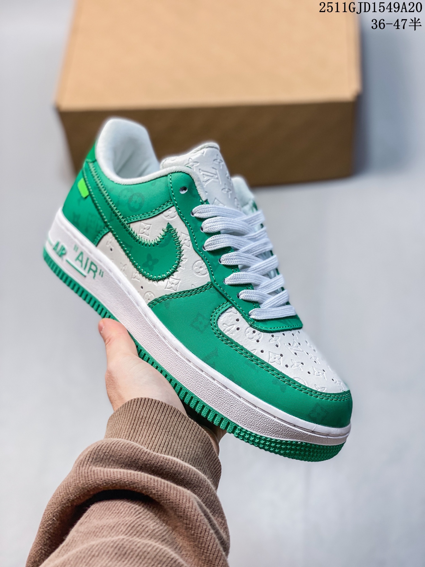 💰230
公司级✅Nike Air Force 1 x Louis Vuitton 耐克 空军一号 路易威登联名 潮流复古 低帮板鞋
路易威登与耐克品牌的首次联名合作 并在全球范围限量销售 自发售以来受到一定的关注 此款联名球鞋首次由耐克之外的制鞋工坊手工打造 两大品牌携手推出尽显本真魅力的高端球鞋 时尚借由魔力与创意升华为象征亚文化的艺术品
官方货号:241524-001
SIZE:36 36.5 37.5 38 38.5 39 40 40.5 41 42 42.5 43 44 45 46 47
11GJD1549A20