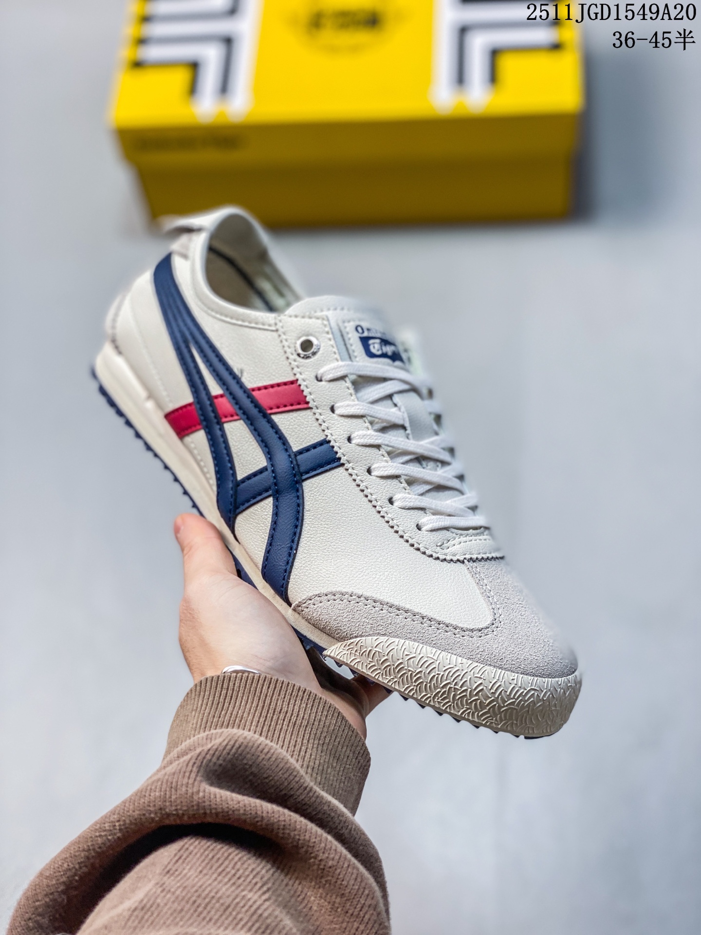 💰140
公司级✅Onitsuka Tiger NIPPON MADE 鬼冢虎手工鞋系列 最高版本MEXICO 66 DELUXE メキシコ 66 デラックス独家！同步官方，手工鞋新款三联吊牌！系带/免系带两用穿法！高密度双层组合中底板，根据楦头形状预定型，完美贴合脚弓！高弹性EVA成型鞋垫，支撑性能强，可以缓冲双足压力，减轻疲劳！
货号:1183A727-101
Size:36 37 37.5 38 39 39.5 40.5 41.5 42 42.5 43.5 44 45
11JGD1549A20