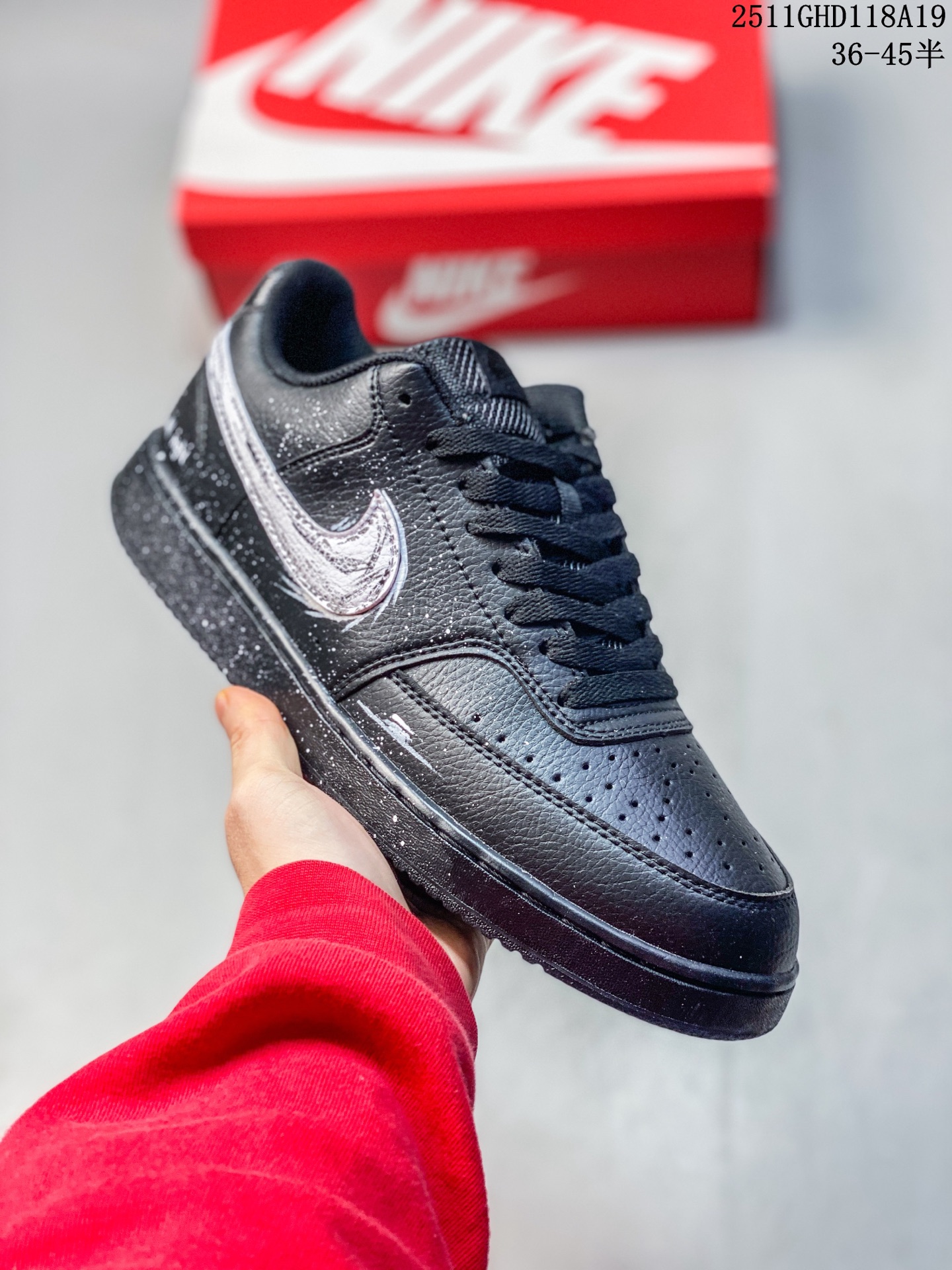 公司级✅Nike Court Vision 1 Low“幻影十字架” 手绘涂鸦定制板鞋 幻影十字架常作为一种印花图案出现,具有独特的视觉效果.将幻影十字架与梵文、马蹄等元素结合,运用丝网印花等工艺,打造出极具潮流感的服装单品,深受追求个性与时尚的人群喜爱 货号:DH2987-099 ID:329GHD1120 11GHD118A19