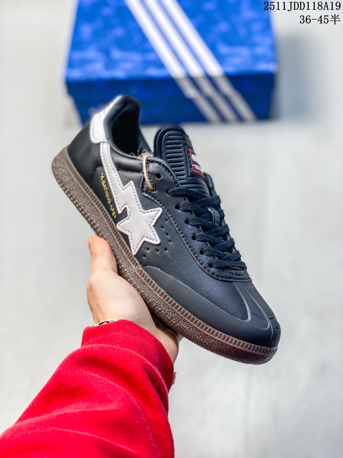 💰120
✅Adidas SAMBA BAPE JR9245 近70年的经典Originals原装翻毛皮层制作，修长的鞋楦,略微尖尖的鞋头,翻毛皮的鞋头拼接,这些我们都看得到的元素正是Originals的经典设计灵魂。
ID：329JDD1120
11JDD118A19