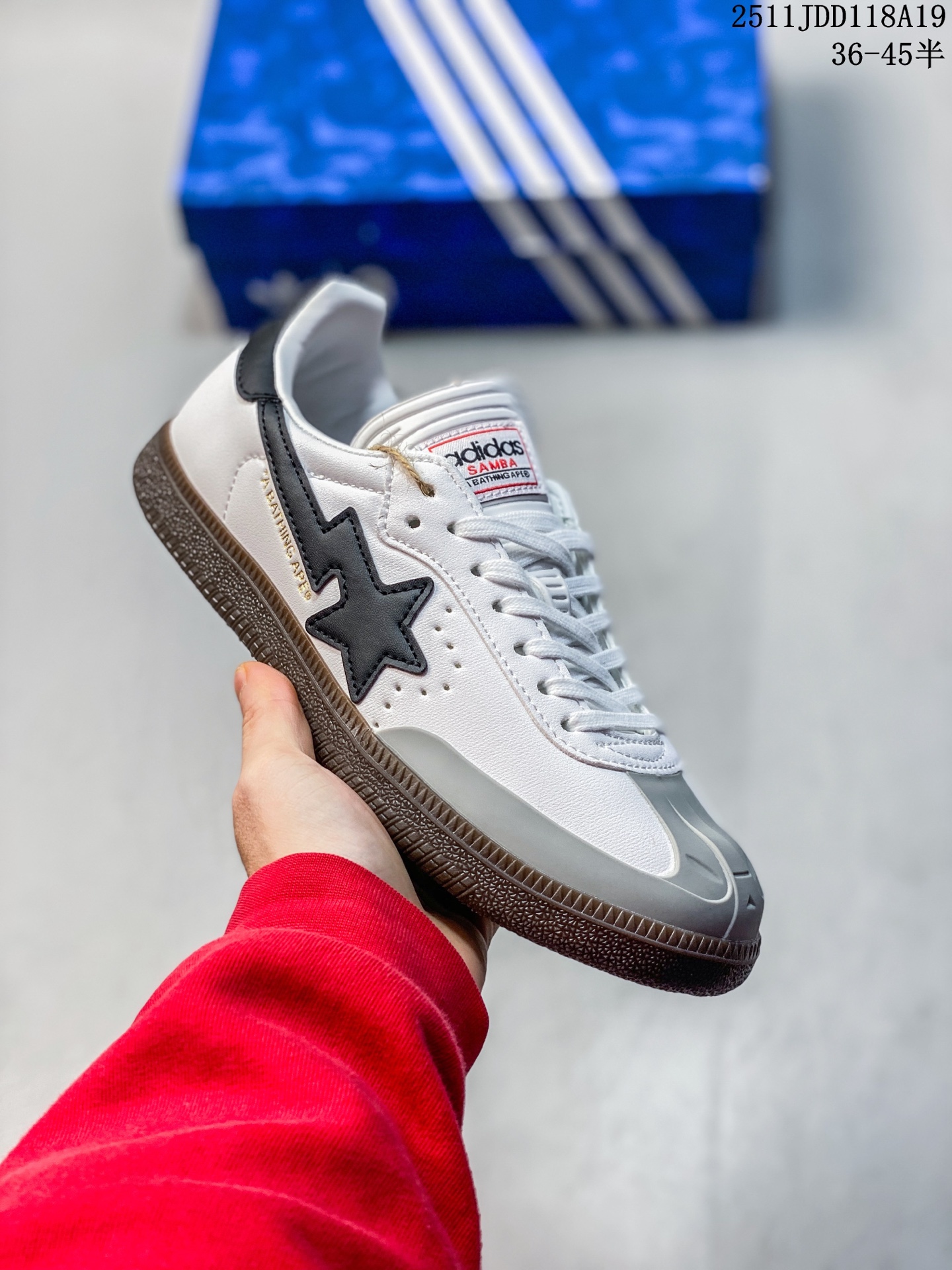 💰120
✅Adidas SAMBA BAPE JR9245 近70年的经典Originals原装翻毛皮层制作，修长的鞋楦,略微尖尖的鞋头,翻毛皮的鞋头拼接,这些我们都看得到的元素正是Originals的经典设计灵魂。
ID：329JDD1120
11JDD118A19