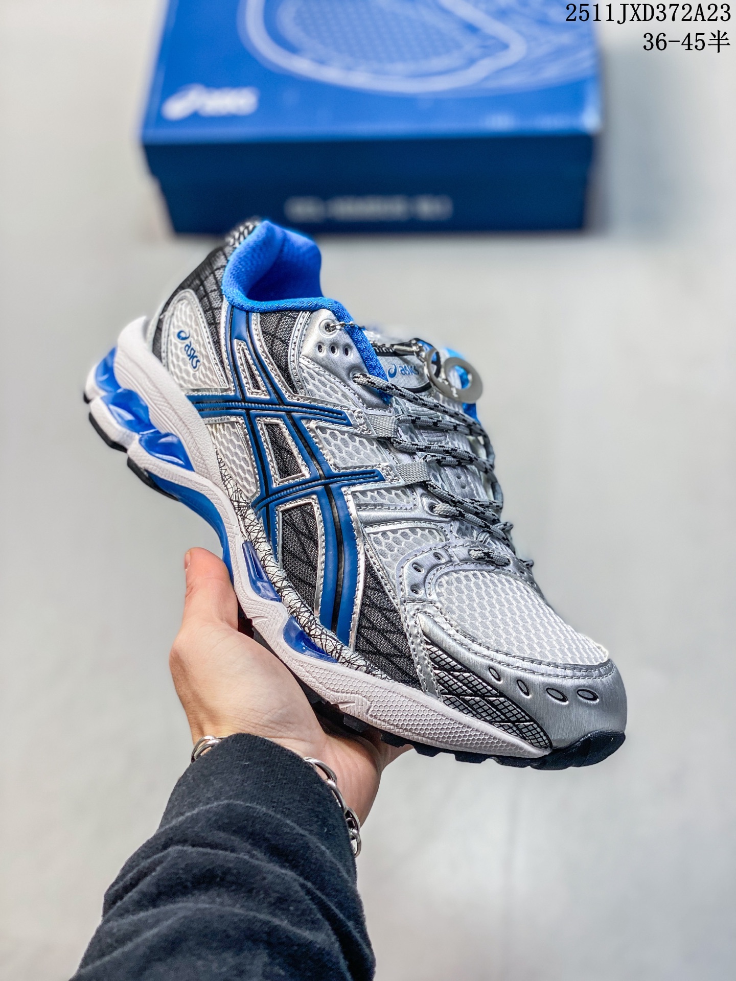 💰160
Asics GEL-NIMBUS 10.1亚瑟士经典跑鞋 如今机能风和户外风吹得正劲,便是主打“Urban Outdoor机能越野风格”,城市和户外场景都能轻松应对。关键是跑鞋的颜值也很高1203A543
11JXD372A23