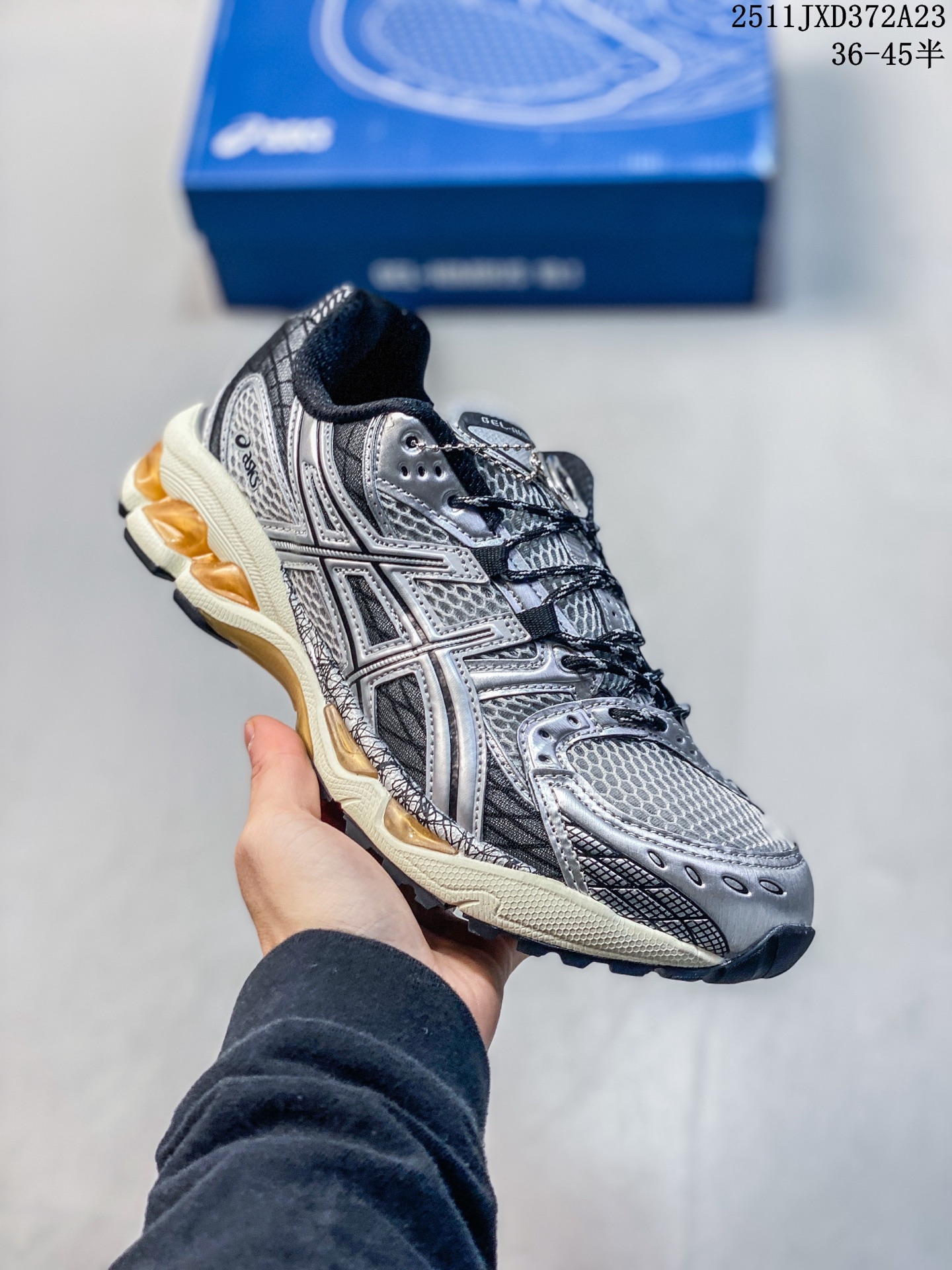 💰160
Asics GEL-NIMBUS 10.1亚瑟士经典跑鞋 如今机能风和户外风吹得正劲,便是主打“Urban Outdoor机能越野风格”,城市和户外场景都能轻松应对。关键是跑鞋的颜值也很高1203A543
11JXD372A23