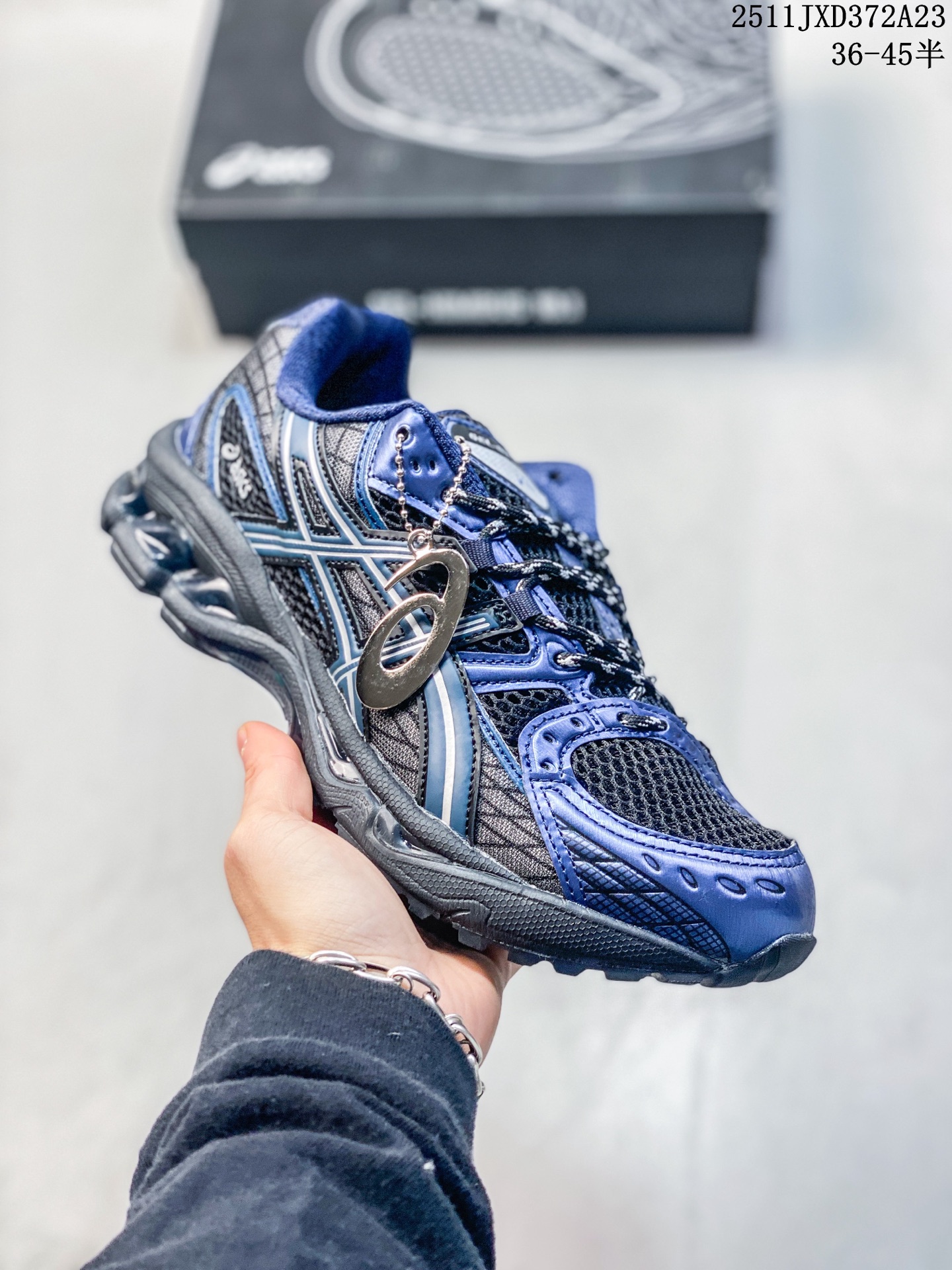 💰160
Asics GEL-NIMBUS 10.1亚瑟士经典跑鞋 如今机能风和户外风吹得正劲,便是主打“Urban Outdoor机能越野风格”,城市和户外场景都能轻松应对。关键是跑鞋的颜值也很高1203A543
11JXD372A23