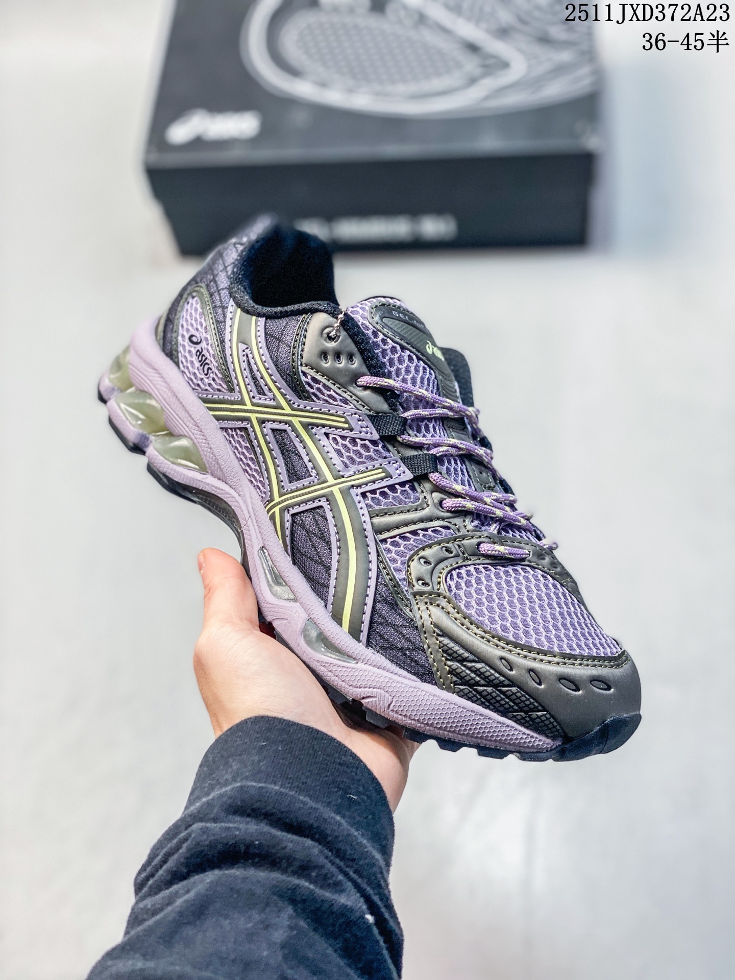 💰160
Asics GEL-NIMBUS 10.1亚瑟士经典跑鞋 如今机能风和户外风吹得正劲,便是主打“Urban Outdoor机能越野风格”,城市和户外场景都能轻松应对。关键是跑鞋的颜值也很高1203A543
11JXD372A23