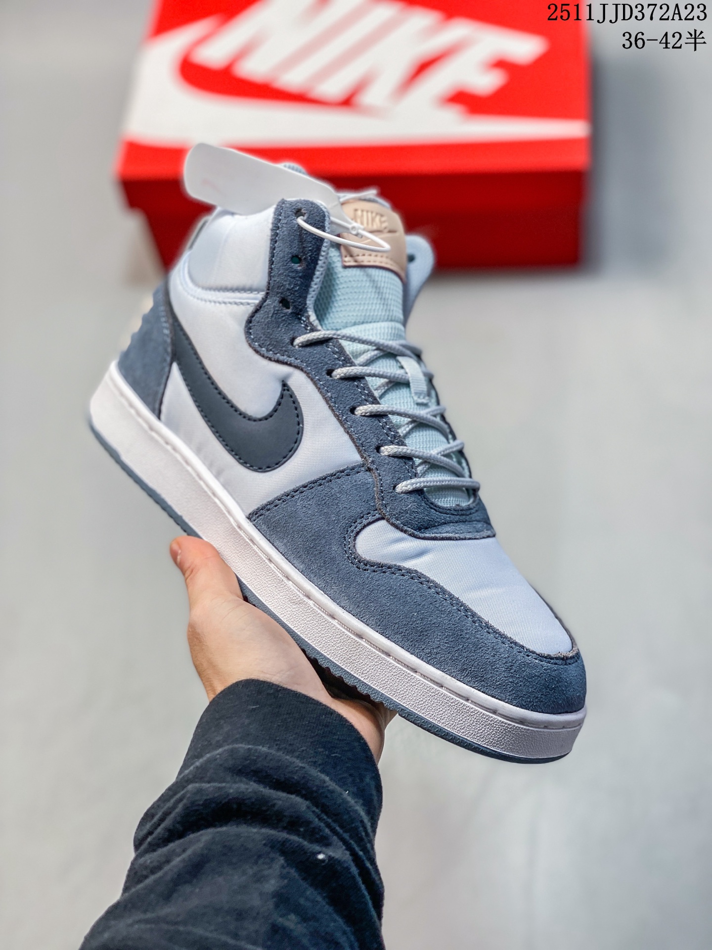 💰140
公司级✅耐克 NIKE COURT BOROUGH MID 中帮百搭透气休闲运动板鞋
经典耐用的设计 兼顾舒适脚感和出众风范 演绎匠心之作 结构性的支撑贴合感结合复古篮球设计 塑就场外全明星风范
11JHD262A23