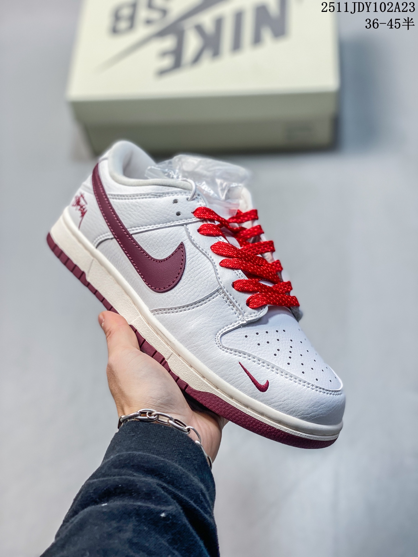 💰125
Nike/耐克 💯升级2021版原厂更新数据窄楦翘头版型,采用荔枝纹皮革鞋面组合材质,内置Sole真气垫装置,正确双层EVA发泡缓震中底组合RB橡胶外底“耐克Nike SB Dunk Low"Green Apple"扣篮系列低帮休闲运动滑板板鞋“
11JDY102A23