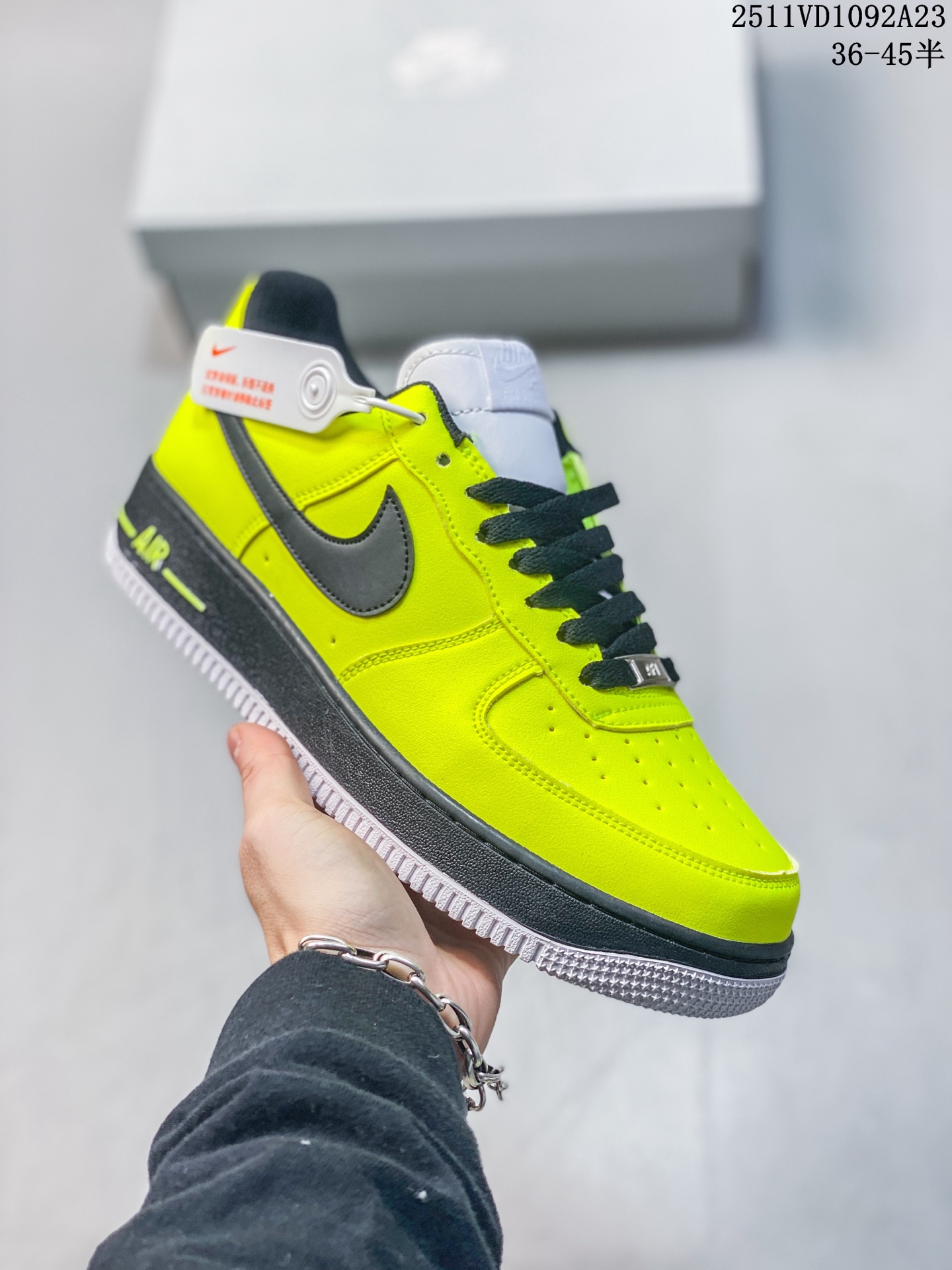 💰90
耐克Nike Air Force 1 Low 空军一号低帮百搭休闲运动板鞋 柔软、弹性十足的缓震性能和出色的中底设计,横跨复古与现代的外型结合,造就出风靡全球三十多年的Force 1,直到今天还深受青睐
尺码:36 36.5 37.5 38 38.5 39 40 40.5 41 42 42.5 43 44 45
货号:CW2288-111
编码:HL14701121 Size:36~45B
11VD1092A23