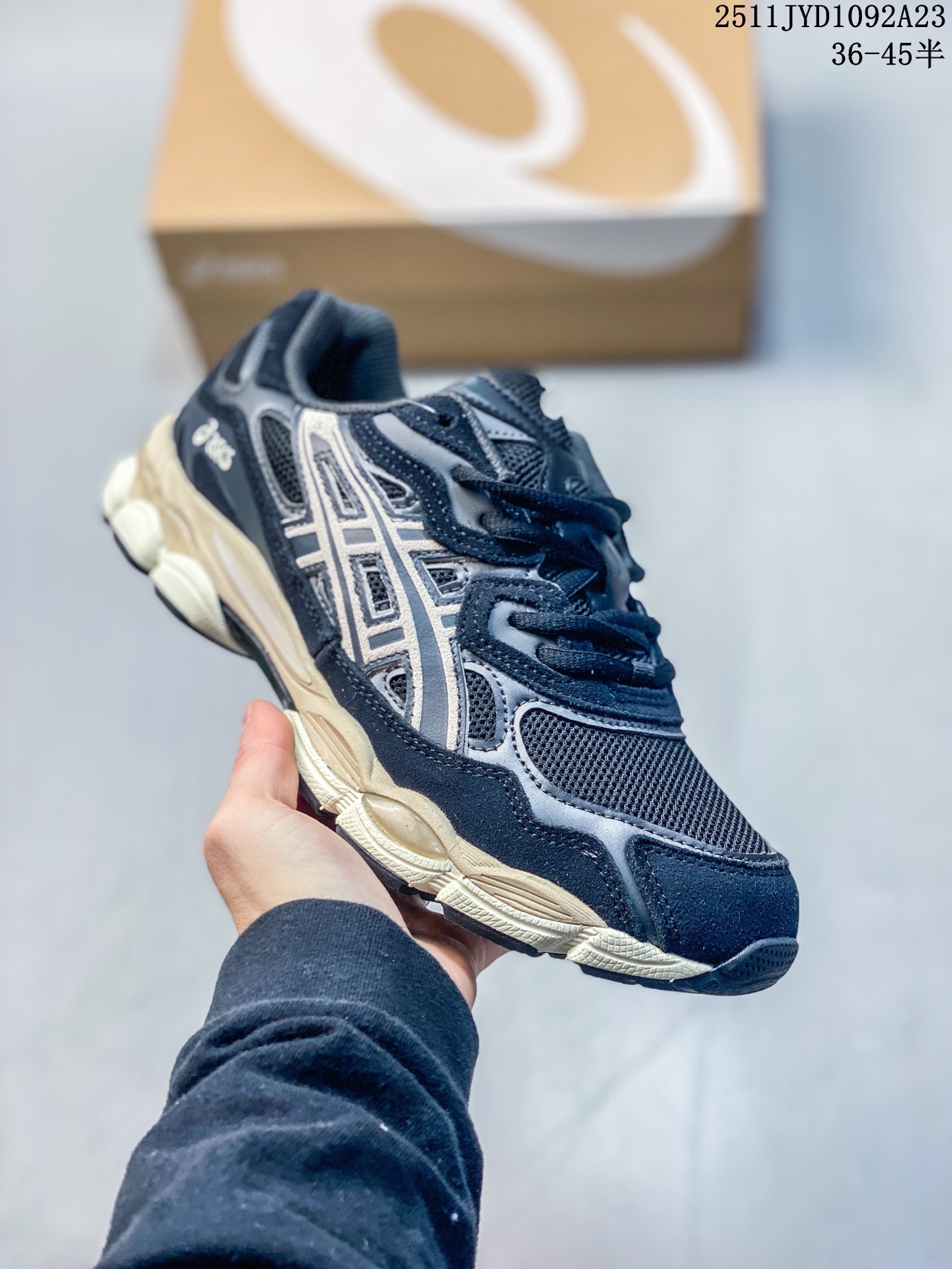 💰170
亚瑟士 Asics Gel-NYC 运动休闲透气专业跑鞋 1203A663 102
鞋面采用反绒皮与网布拼接 透气舒适兼具休闲时尚 结合简明的配色 展现品牌的传承及引领复古流行的主题 虎爪造型的LOGO
鞋身稳定包裹系统 支撑鞋身 经典宽大鞋型配备防偏移设计提升包裹性 穿着舒适鞋面透气孔设计 提供透气性!
编号:HL141501124 Size:36~45B
11JYD1092A23