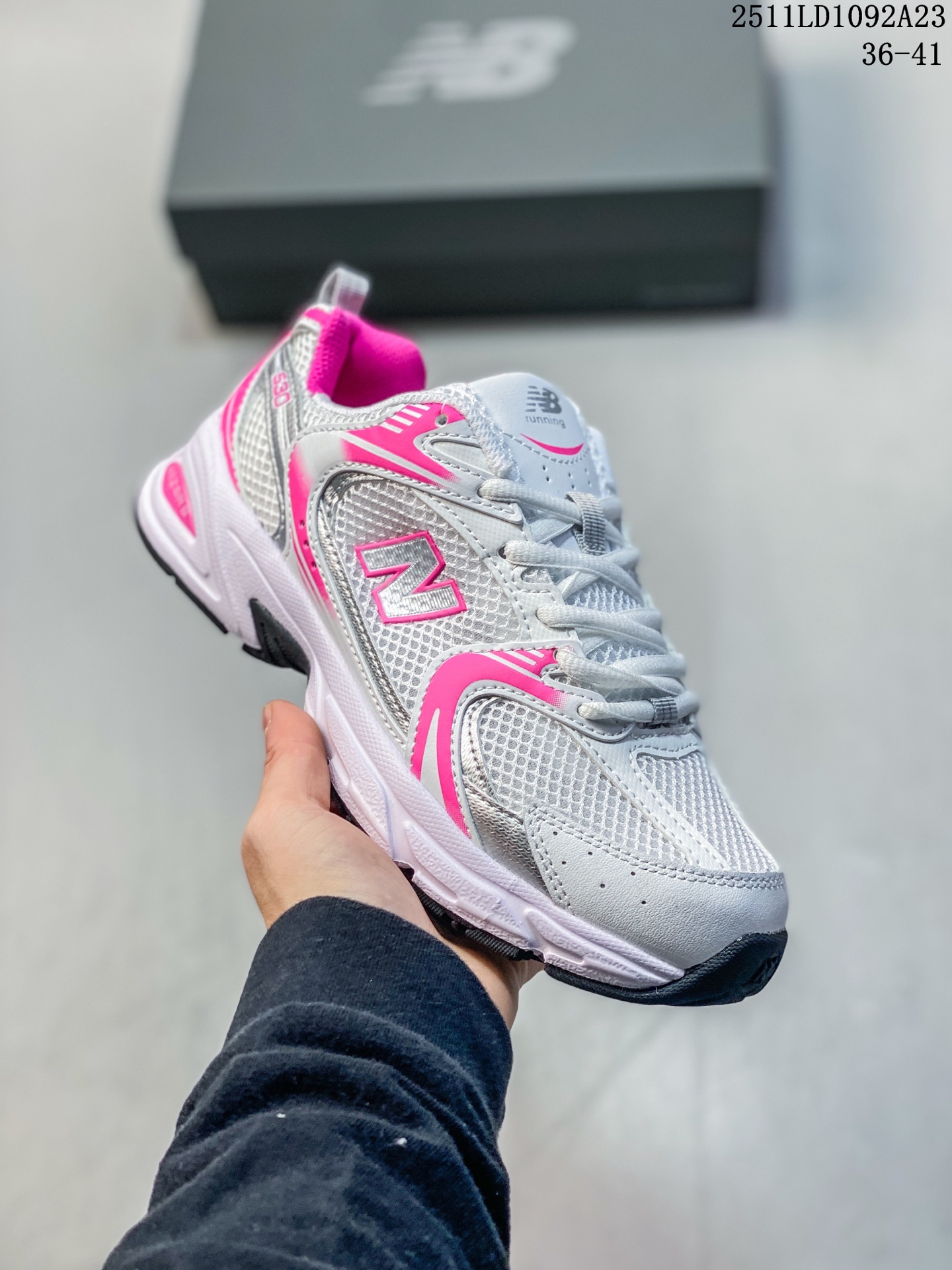 💰100
新百伦 New Balance 530 复古跑鞋 小红书爆款 官网售罄这双鞋确实是NB家经典复古款式之一,以全新科技诠释,成功打造530鞋款,鞋面在保持530基本线条和片层结构的同时,采用更为简洁、流畅的设计语言官方
货号: MR530NI
编码:HL141001124 Size:36~45
11LD1092A23