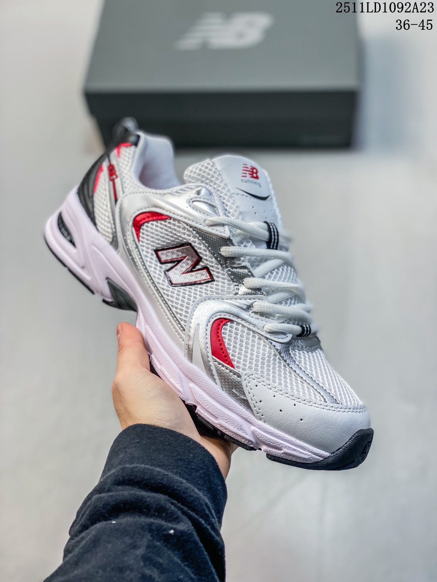 💰100
新百伦 New Balance 530 复古跑鞋 小红书爆款 官网售罄这双鞋确实是NB家经典复古款式之一,以全新科技诠释,成功打造530鞋款,鞋面在保持530基本线条和片层结构的同时,采用更为简洁、流畅的设计语言官方
货号: MR530NI
编码:HL141001124 Size:36~45
11LD1092A23