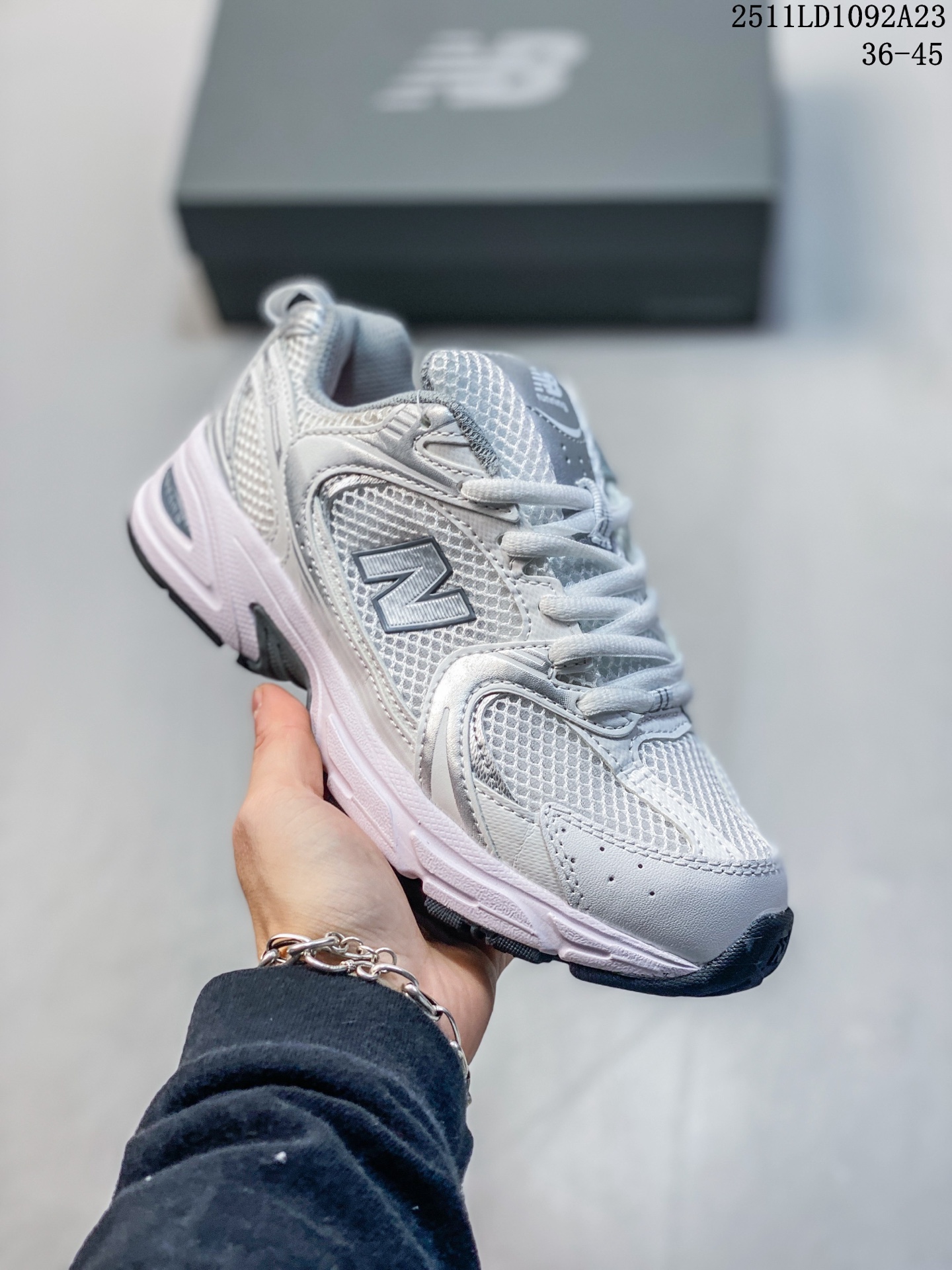 💰100
新百伦 New Balance 530 复古跑鞋 小红书爆款 官网售罄这双鞋确实是NB家经典复古款式之一,以全新科技诠释,成功打造530鞋款,鞋面在保持530基本线条和片层结构的同时,采用更为简洁、流畅的设计语言官方
货号: MR530NI
编码:HL141001124 Size:36~45
11LD1092A23