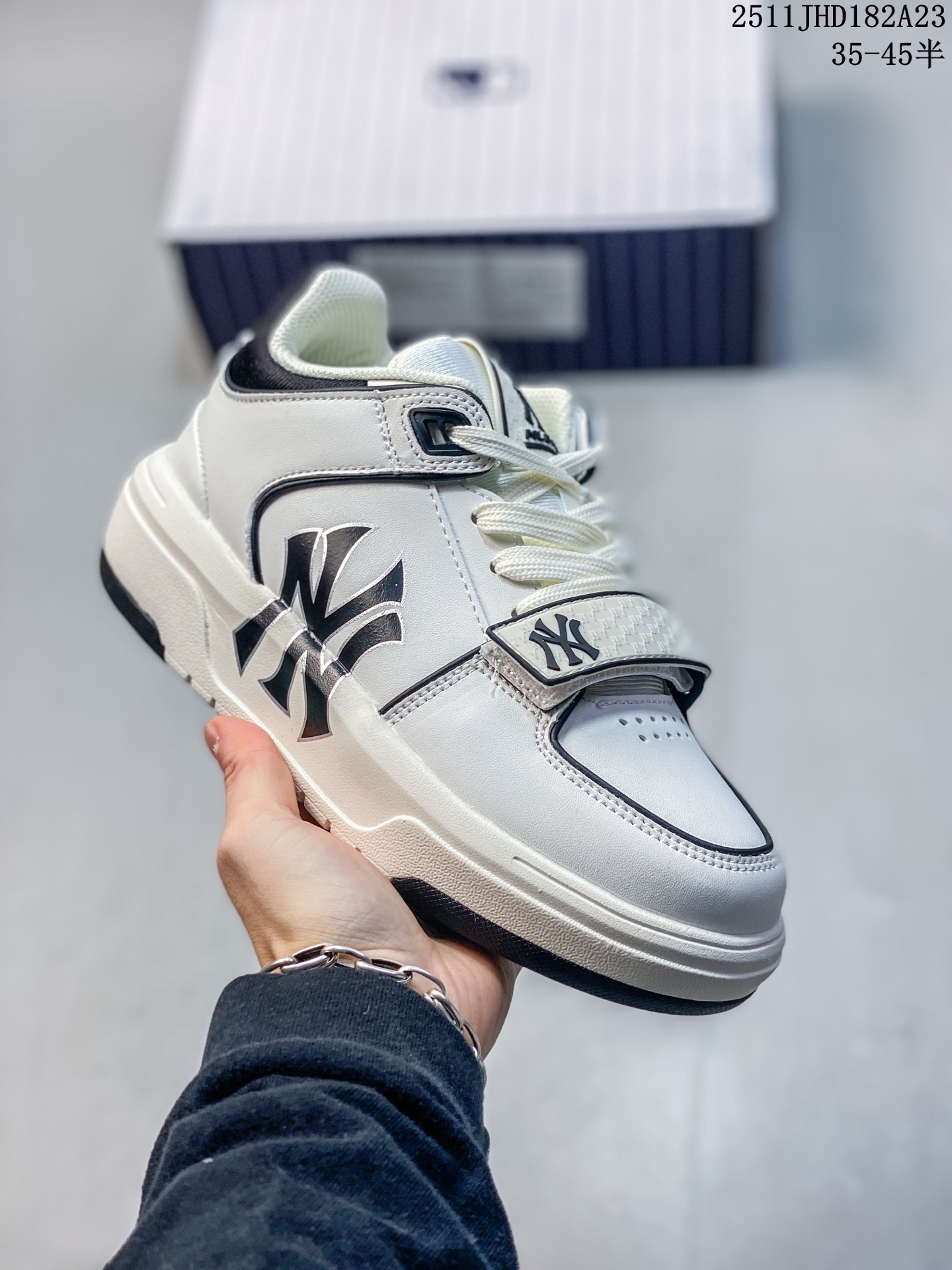 💰150
公司级✅MLB Chunky Liner Classic人气单品学长鞋系列轻量增高厚底百搭休闲运动板鞋男女轻便胶鞋 高级街头休閒品牌鞋
MLB CHUNKY LINER 学长鞋是从击球手打出的酷炫直击球中获得灵感,在原有鞋面的再生皮革上,加入了反光滚边细节线,并延续高帮与低帮两种鞋型,为各路潮流选手开辟全新“少年感”动线。除了复古style,也不乏这种颜色清新一些的款式,干干净净的少年感呼之欲出。
货号:3ASXCDN3N
码数:35 36 36.5 37.5 38 38.5 39 40 40.5 41 42 42.5 43 44 45
lD:JED129-RDH
11JHD182A23