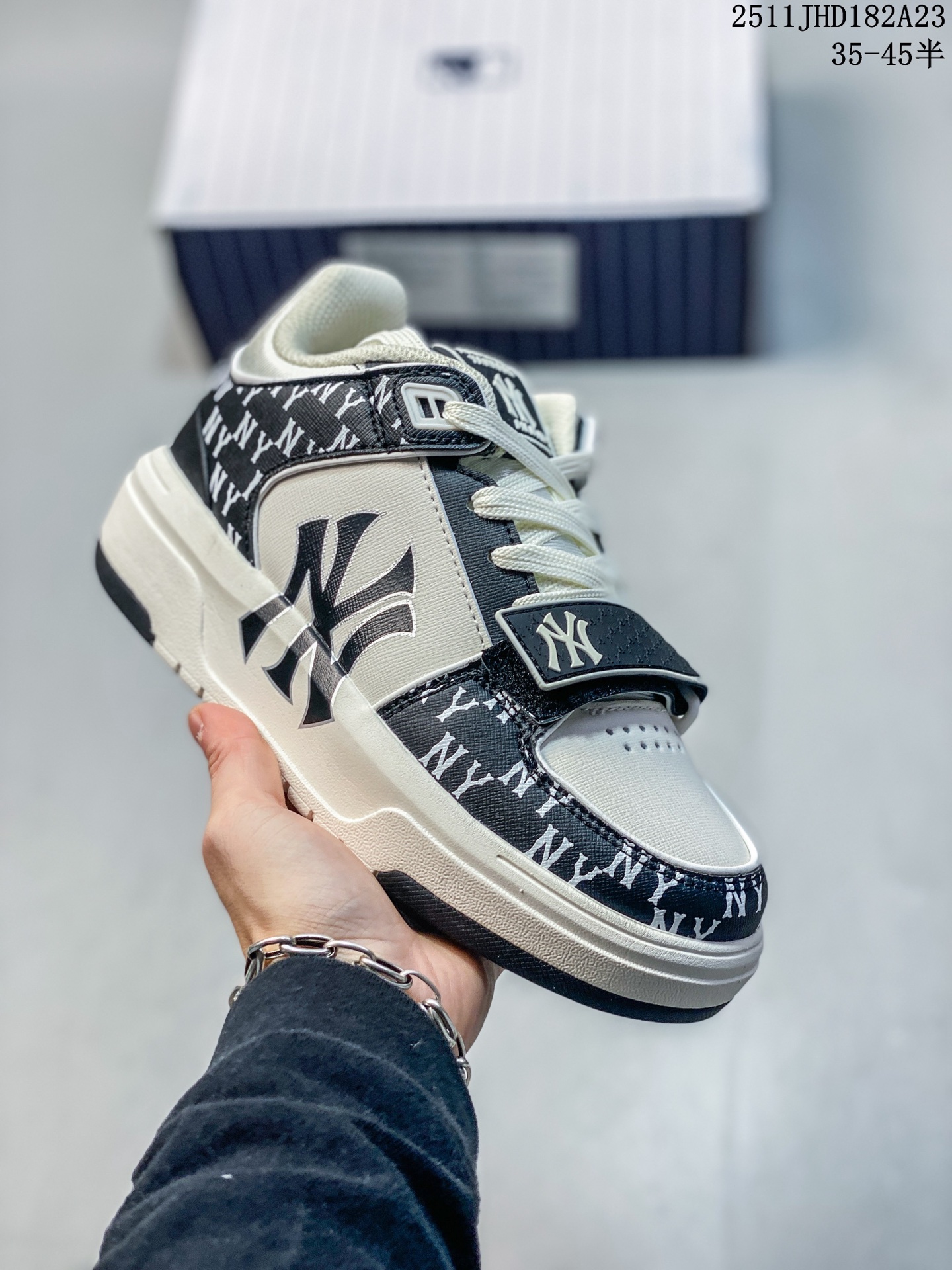 💰150
公司级✅MLB Chunky Liner Classic人气单品学长鞋系列轻量增高厚底百搭休闲运动板鞋男女轻便胶鞋 高级街头休閒品牌鞋
MLB CHUNKY LINER 学长鞋是从击球手打出的酷炫直击球中获得灵感,在原有鞋面的再生皮革上,加入了反光滚边细节线,并延续高帮与低帮两种鞋型,为各路潮流选手开辟全新“少年感”动线。除了复古style,也不乏这种颜色清新一些的款式,干干净净的少年感呼之欲出。
货号:3ASXCDN3N
码数:35 36 36.5 37.5 38 38.5 39 40 40.5 41 42 42.5 43 44 45
lD:JED129-RDH
11JHD182A23