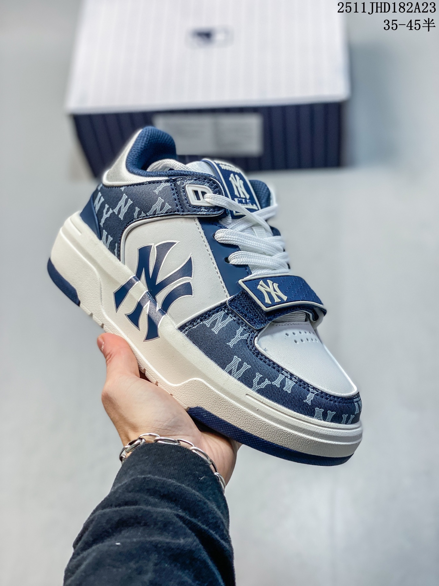 💰150
公司级✅MLB Chunky Liner Classic人气单品学长鞋系列轻量增高厚底百搭休闲运动板鞋男女轻便胶鞋 高级街头休閒品牌鞋
MLB CHUNKY LINER 学长鞋是从击球手打出的酷炫直击球中获得灵感,在原有鞋面的再生皮革上,加入了反光滚边细节线,并延续高帮与低帮两种鞋型,为各路潮流选手开辟全新“少年感”动线。除了复古style,也不乏这种颜色清新一些的款式,干干净净的少年感呼之欲出。
货号:3ASXCDN3N
码数:35 36 36.5 37.5 38 38.5 39 40 40.5 41 42 42.5 43 44 45
lD:JED129-RDH
11JHD182A23