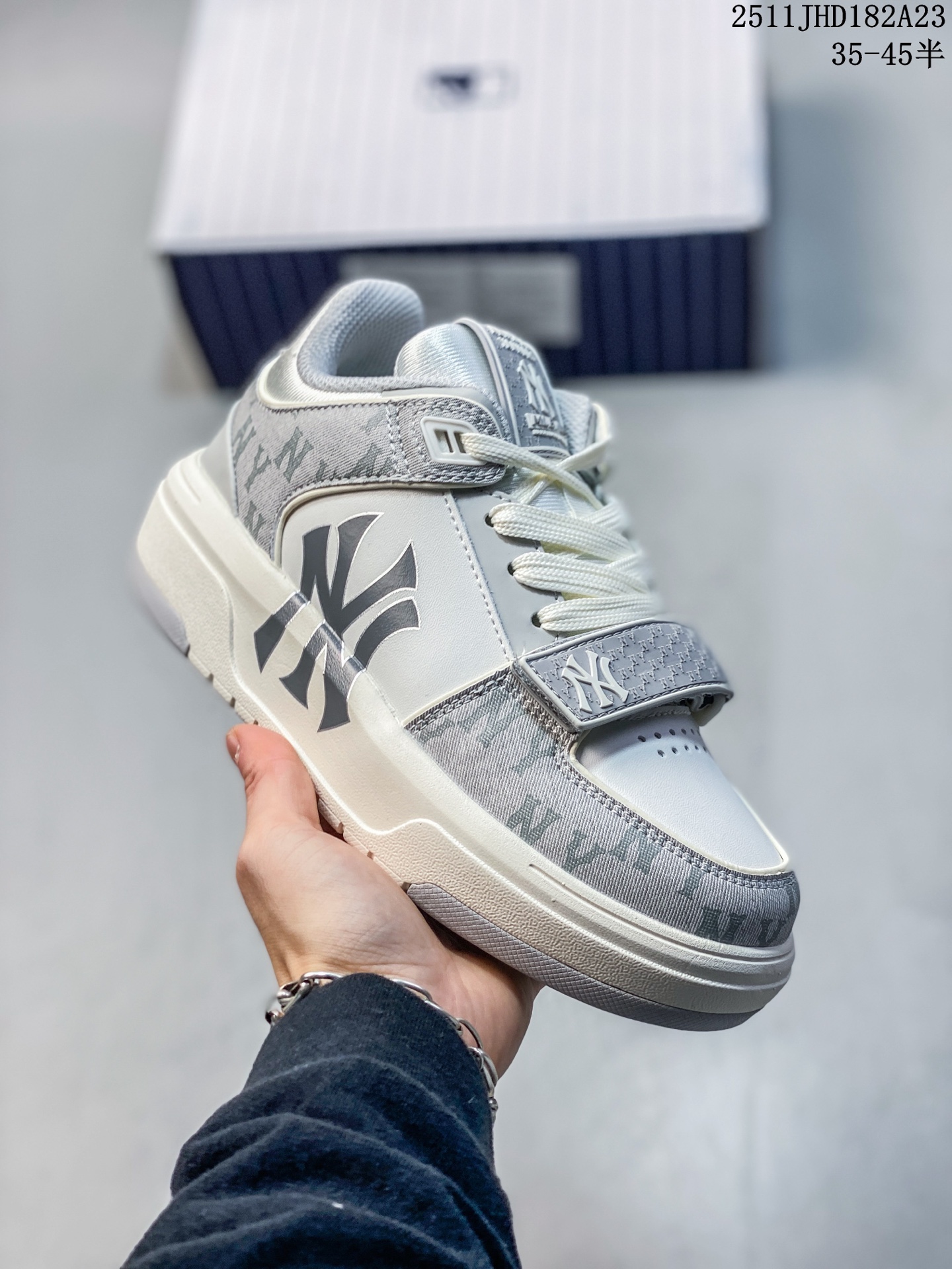 💰150
公司级✅MLB Chunky Liner Classic人气单品学长鞋系列轻量增高厚底百搭休闲运动板鞋男女轻便胶鞋 高级街头休閒品牌鞋
MLB CHUNKY LINER 学长鞋是从击球手打出的酷炫直击球中获得灵感,在原有鞋面的再生皮革上,加入了反光滚边细节线,并延续高帮与低帮两种鞋型,为各路潮流选手开辟全新“少年感”动线。除了复古style,也不乏这种颜色清新一些的款式,干干净净的少年感呼之欲出。
货号:3ASXCDN3N
码数:35 36 36.5 37.5 38 38.5 39 40 40.5 41 42 42.5 43 44 45
lD:JED129-RDH
11JHD182A23