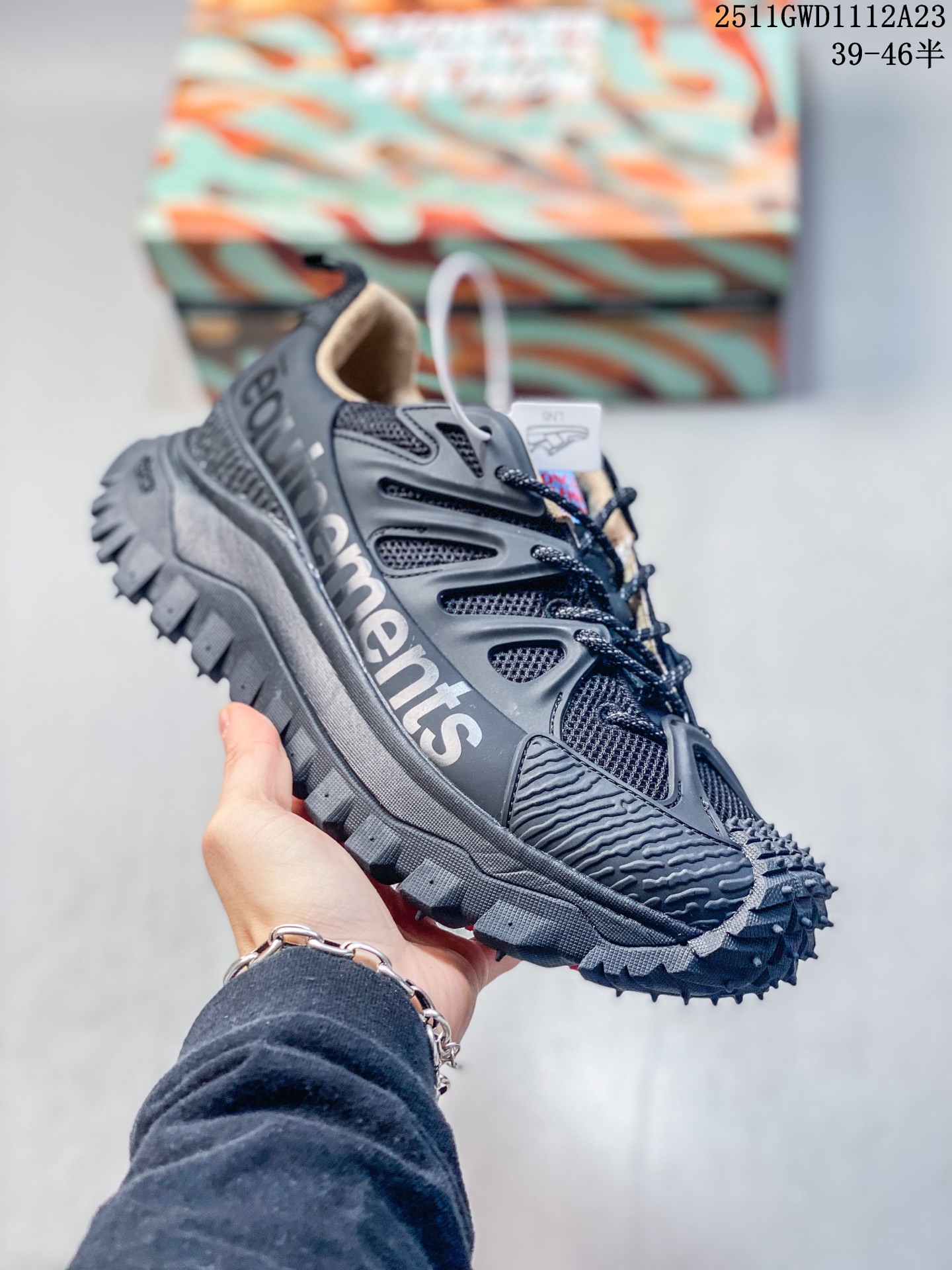 💰280
【新品实拍篇】原装D版#男女鞋配置天地盖礼盒及防伪配件#原楦数据开发版型#采用网眼布组合TPU饰片鞋面材质#嵌入防形变碳素中板#配置缓震OrthoLite(欧索莱)透气吸汗鞋垫#EVA轻量化缓震材料中底#Vibram Megagrip复合橡胶材料防滑黄金大底❗️「指纹大帝」新联名悄悄上架!盟可睐(蒙口)联名新晋国际知名鞋类设计师Salehe Bembury x Moncler Trailgrip Gore-Tex 越野旅行系列低帮厚底轻量户外登山运动鞋“奶白”K109A4M00130M6068001
尺码:39~45半
编码:110554
继去年的 Genius 系列首次合作,著名鞋履设计师 Salehe Bembury 近期重返 Moncler 世界,双方宣布亮相名为 “Moncler Équipements” 的全新胶囊,而该系列首款产品将于本月以全白 Trailgrip Amoeba 的形式推出,这是一双以徒步旅行为灵感打造的运动鞋。受户外探险和大自然有机形态启发,在 Salehe Bembury 的创意加持下,Moncler Équipements 融合多功能性和技术设计,将独特地貌美学与品牌冒险精神合而为一。Trailgrip Amoeba 作为该系列最大亮点之一,整体呈现低调时髦白色调,从视觉层面看,透气网眼轮廓和特殊橡胶及模制笼、碳纤维鞋垫、Vibram Megagrip 鞋底和 Ortholite 鞋垫等功能性特征相得益彰,所有这些因素组成了这双兼具越野精神与都市美学的高级球鞋。凭借 Trailgrip Amoeba ,Salehe Bembury 在持续探索 Moncler 丰富登山传统的道路上愈行愈远。除了三款崭新配置的 Trailgrip 型号外,Moncler Équipements 胶囊系列还包括全新 Amoeba Utility 包款,其设计理念与此次合作的极致功能性与现代美学保持一致。
11GWD1112A23