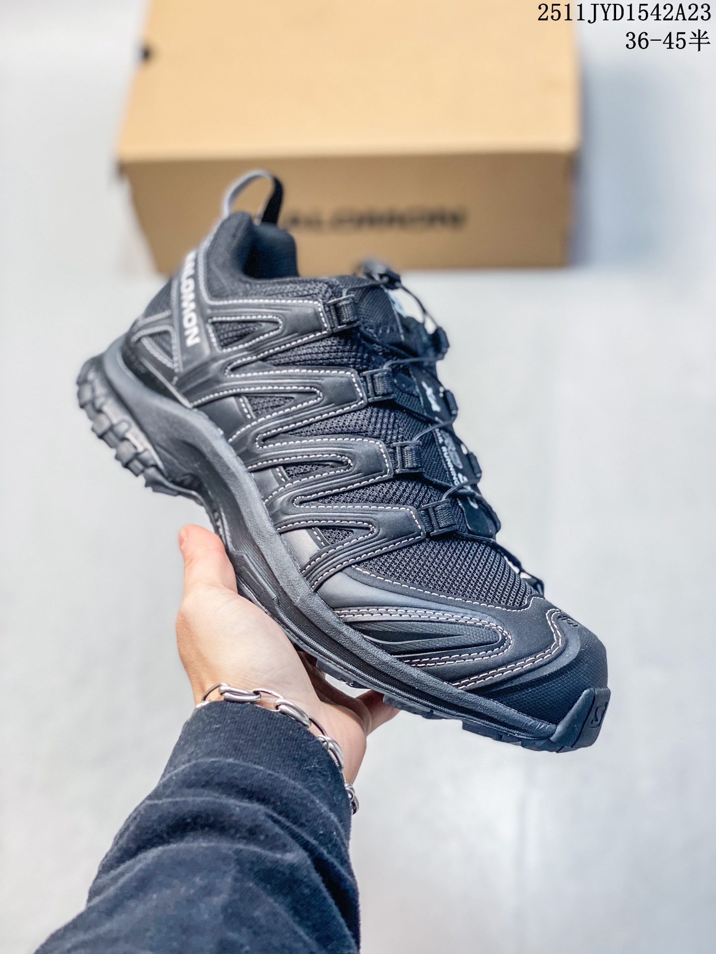 💰170
公司级✅Salomon萨洛蒙 XA PRO 3D户外越野跑鞋 鞋面采用SENSIFIT贴合技术 全方位贴合包裹脚型 鞋跟部鞋底牵引设计 提供强大的抓地性能 更适应野外崎岖不平的道路 其3D ADVANCED CHASSIS底盘 材料轻量大化 钉齿设计更具稳定性、防护性 鞋底易磨损区运用CONTAGRIP高耐磨材料 应对城市硬质路面长距离跑考验
货号:414677-24
尺码:36 36.5 37.5 38 38.5 39 40 40.5 41 42 42.5 43 44 45
11JYD1542A23