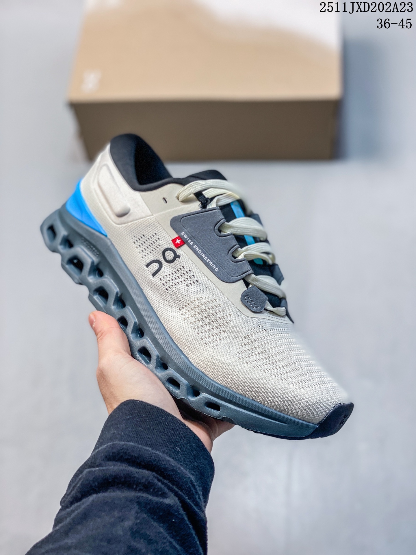 💰160
公司级✅On昂跑 Cloudstratus 3 户外街头机能风新兴品牌轻便低帮跑步鞋
首发实拍鞋款以网球为灵感的运动休闲鞋 大胆的复古外观与革新科技融合 助力运动生活的活力探索
尺码:36-45
11JXD202A23