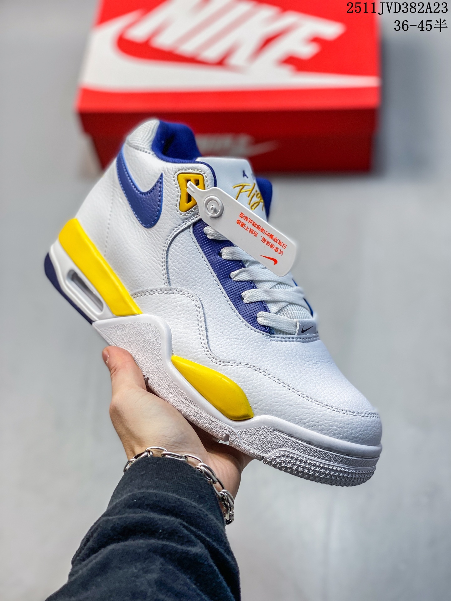 💰190
耐克(NIKE)Nike/耐克男女鞋篮球鞋经典高帮Air Flight Legacy系带缓冲舒适气垫慢跑鞋
耐克Air flight是一个很古老而且庞大的系列,历史悠久。早期的AJ其实也可以划入flight系列,还有我印象比较深的卡特所穿的shox,KG所穿的风一,他们都属于flight系列。
鞋表面是全tpu的材料,中高帮的设计,但帮不是很高,后跟加鞋底才13cm,就比低帮鞋高一点点。这款鞋其实跟AJ4很像,所以很多人也叫它AJ4兄弟款。比较一下,确实有异曲同工的感觉。特别是鞋底中部隆起的弧线与鞋面拼接的造型,实在是太像了。但鞋后部的耐克logo,以及鞋舌上的air flight标志还是说明了他的身份。配色也很经典,日常穿搭很好搭配,几乎是百搭的感觉,逛街压马路什么的非常适合。
11JVD382A23