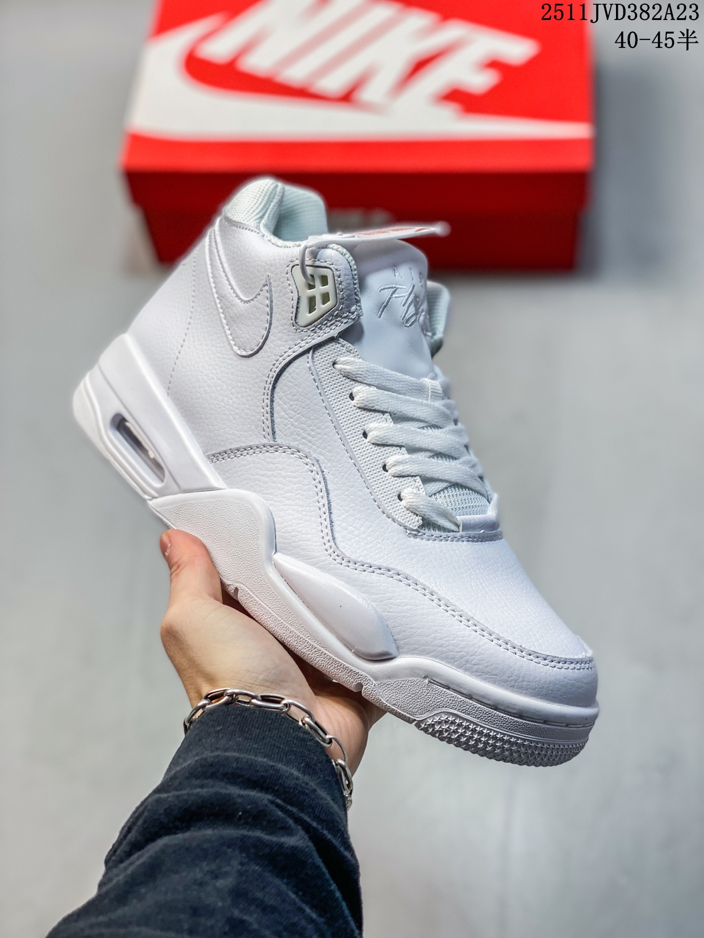 💰190
耐克(NIKE)Nike/耐克男女鞋篮球鞋经典高帮Air Flight Legacy系带缓冲舒适气垫慢跑鞋
耐克Air flight是一个很古老而且庞大的系列,历史悠久。早期的AJ其实也可以划入flight系列,还有我印象比较深的卡特所穿的shox,KG所穿的风一,他们都属于flight系列。
鞋表面是全tpu的材料,中高帮的设计,但帮不是很高,后跟加鞋底才13cm,就比低帮鞋高一点点。这款鞋其实跟AJ4很像,所以很多人也叫它AJ4兄弟款。比较一下,确实有异曲同工的感觉。特别是鞋底中部隆起的弧线与鞋面拼接的造型,实在是太像了。但鞋后部的耐克logo,以及鞋舌上的air flight标志还是说明了他的身份。配色也很经典,日常穿搭很好搭配,几乎是百搭的感觉,逛街压马路什么的非常适合。
11JVD382A23
