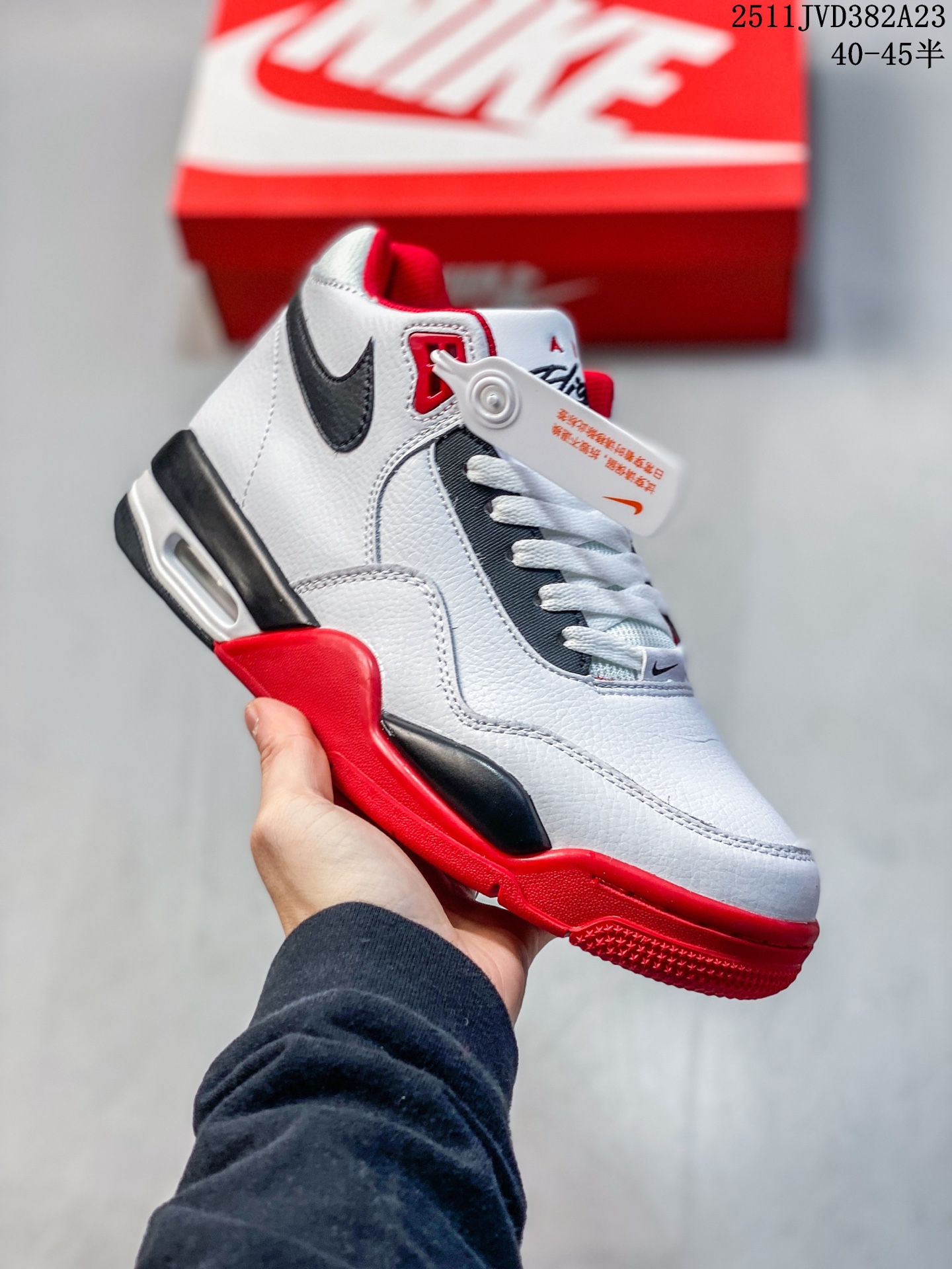 💰190
耐克(NIKE)Nike/耐克男女鞋篮球鞋经典高帮Air Flight Legacy系带缓冲舒适气垫慢跑鞋
耐克Air flight是一个很古老而且庞大的系列,历史悠久。早期的AJ其实也可以划入flight系列,还有我印象比较深的卡特所穿的shox,KG所穿的风一,他们都属于flight系列。
鞋表面是全tpu的材料,中高帮的设计,但帮不是很高,后跟加鞋底才13cm,就比低帮鞋高一点点。这款鞋其实跟AJ4很像,所以很多人也叫它AJ4兄弟款。比较一下,确实有异曲同工的感觉。特别是鞋底中部隆起的弧线与鞋面拼接的造型,实在是太像了。但鞋后部的耐克logo,以及鞋舌上的air flight标志还是说明了他的身份。配色也很经典,日常穿搭很好搭配,几乎是百搭的感觉,逛街压马路什么的非常适合。
11JVD382A23