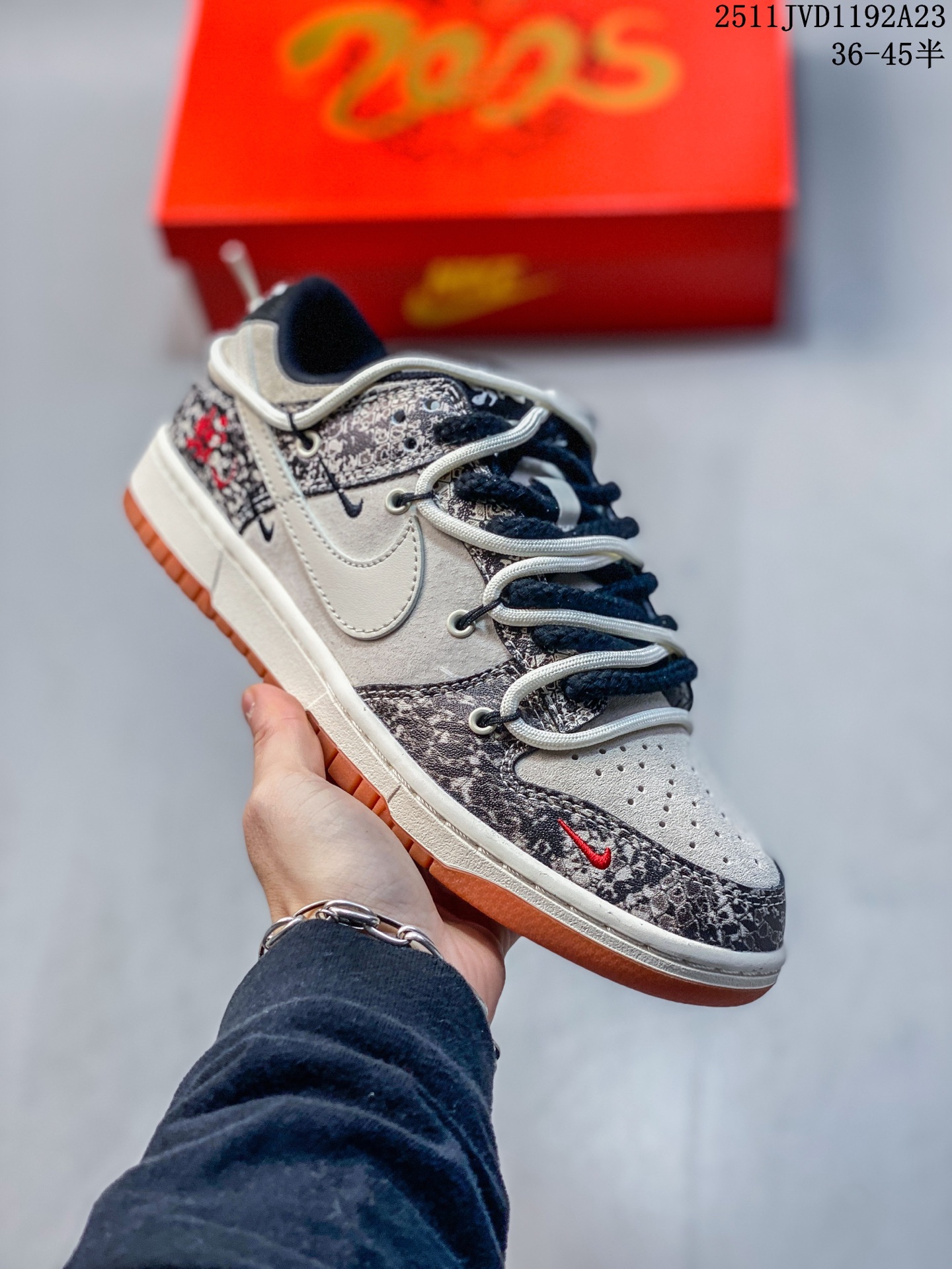 💰190
海外爆款限量发售！公司级 Nike SB Dunk Low“SUP系列——绑带米白黑勾” 周年高端定制 低帮休闲板鞋 定制鞋盒 大厂纯原品质出货 超高清洁度 皮料切割干净无任何毛边 细节完美 
货号：YX5066-282
Size:36 36.5 37.5 38 36.5 39 40 40.5 41 42 42.5 43 44 44.5 45
11JVD1192A23