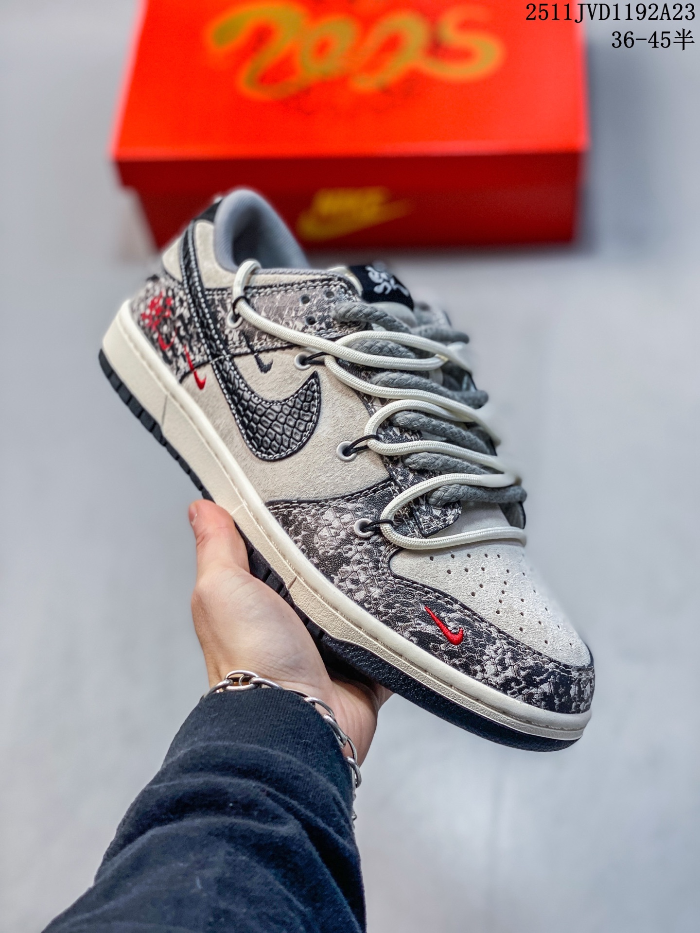 💰190
海外爆款限量发售！公司级 Nike SB Dunk Low“SUP系列——绑带米白黑勾” 周年高端定制 低帮休闲板鞋 定制鞋盒 大厂纯原品质出货 超高清洁度 皮料切割干净无任何毛边 细节完美 
货号：YX5066-282
Size:36 36.5 37.5 38 36.5 39 40 40.5 41 42 42.5 43 44 44.5 45
11JVD1192A23