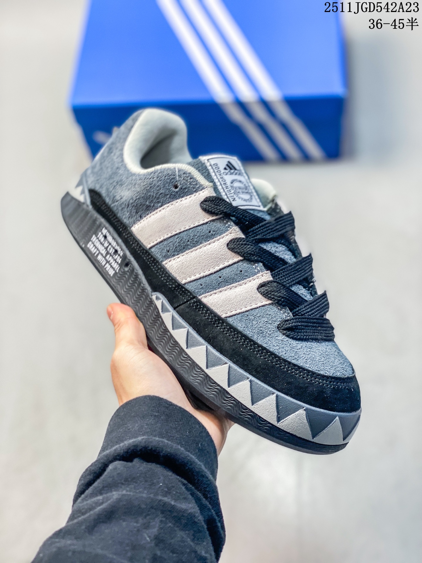 💰140
36-45码（带半码）
   阿迪达斯/adidas adimatic面包鞋 阿迪达斯「鲨鱼面包鞋」新联名开启,携手费城传奇滑手贾马尔·史密斯JamalSmith x Adidas Adimatic Low"Black/Orange"马蒂奇系列低帮复古鲨鱼面包休闲运动休闲滑板板鞋 90年代复古老鞋 面包鞋 浮夸的日韩版面与鞋底 颜值爆棚 不撞鞋 高档麂皮+牛筋底 经典复古休闲板鞋  鞋浮夸的日韩版面与鞋底 颜值爆棚 开学季不撞鞋
11JGD542A23