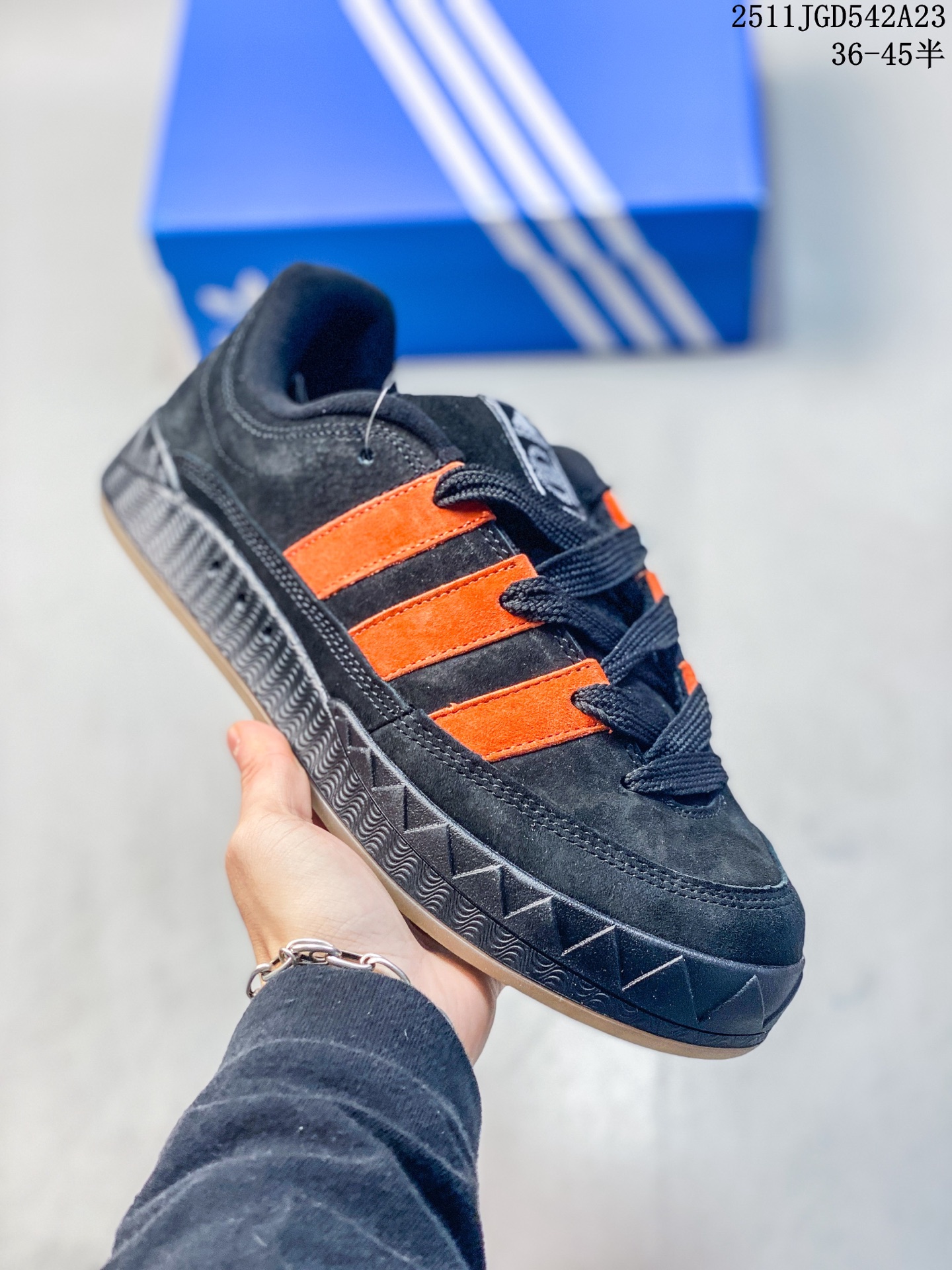 💰140
36-45码（带半码）
   阿迪达斯/adidas adimatic面包鞋 阿迪达斯「鲨鱼面包鞋」新联名开启,携手费城传奇滑手贾马尔·史密斯JamalSmith x Adidas Adimatic Low"Black/Orange"马蒂奇系列低帮复古鲨鱼面包休闲运动休闲滑板板鞋 90年代复古老鞋 面包鞋 浮夸的日韩版面与鞋底 颜值爆棚 不撞鞋 高档麂皮+牛筋底 经典复古休闲板鞋  鞋浮夸的日韩版面与鞋底 颜值爆棚 开学季不撞鞋
11JGD542A23