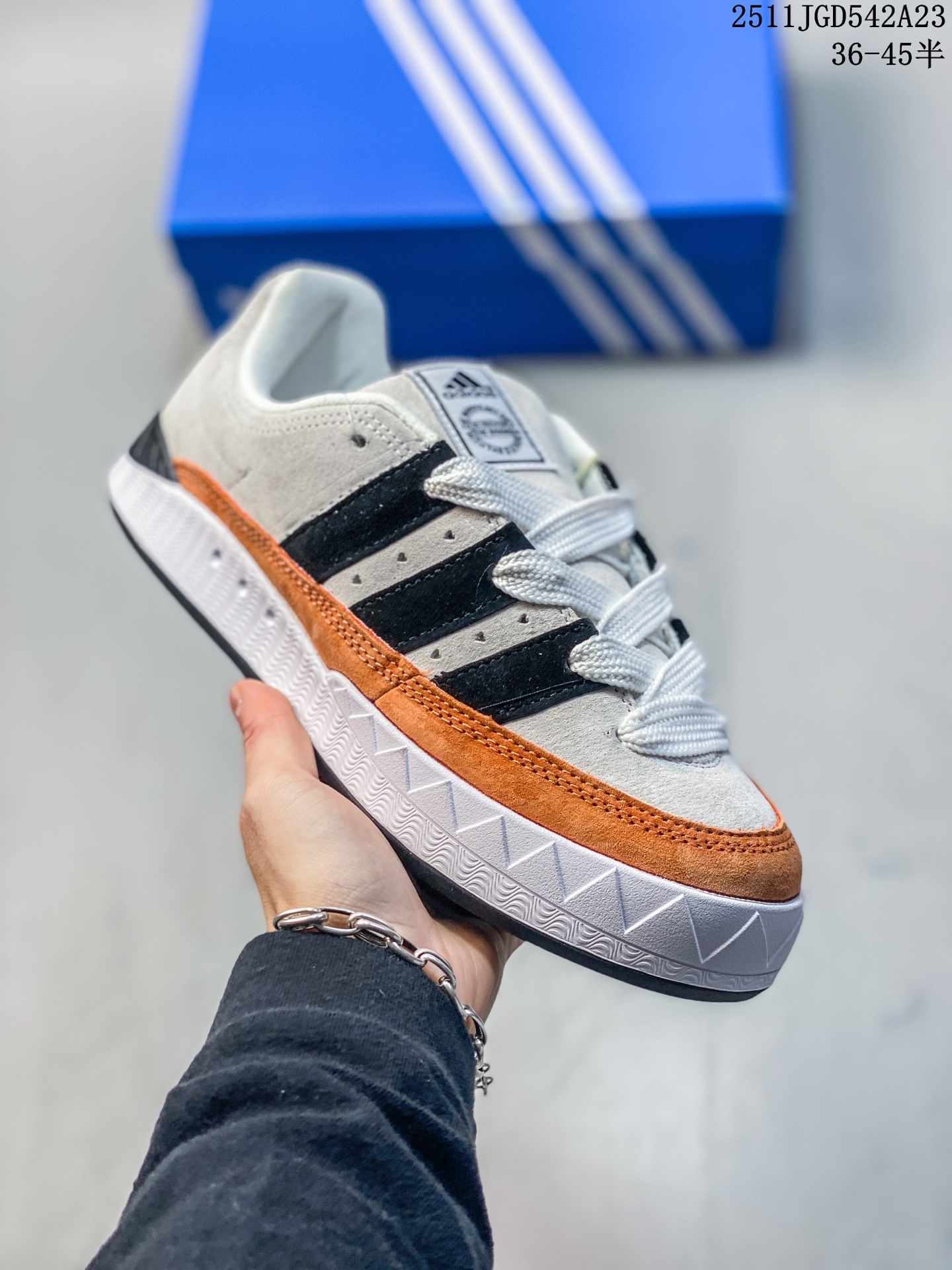 💰140
36-45码(带半码)
阿迪达斯/adidas adimatic面包鞋 阿迪达斯「鲨鱼面包鞋」新联名开启,携手费城传奇滑手贾马尔·史密斯JamalSmith x Adidas Adimatic Low"Black/Orange"马蒂奇系列低帮复古鲨鱼面包休闲运动休闲滑板板鞋 90年代复古老鞋 面包鞋 浮夸的日韩版面与鞋底 颜值爆棚 不撞鞋 高档麂皮+牛筋底 经典复古休闲板鞋 鞋浮夸的日韩版面与鞋底 颜值爆棚 开学季不撞鞋
11JGD542A23