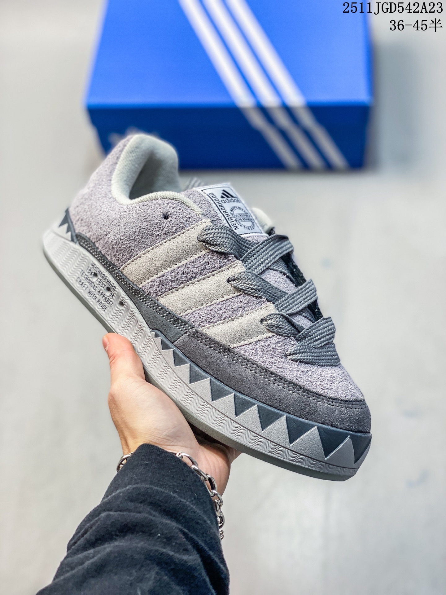 🈴️💰140
36-45码（带半码）
   阿迪达斯/adidas adimatic面包鞋 阿迪达斯「鲨鱼面包鞋」新联名开启,携手费城传奇滑手贾马尔·史密斯JamalSmith x Adidas Adimatic Low"Black/Orange"马蒂奇系列低帮复古鲨鱼面包休闲运动休闲滑板板鞋 90年代复古老鞋 面包鞋 浮夸的日韩版面与鞋底 颜值爆棚 不撞鞋 高档麂皮+牛筋底 经典复古休闲板鞋  鞋浮夸的日韩版面与鞋底 颜值爆棚 开学季不撞鞋
11JGD542A23