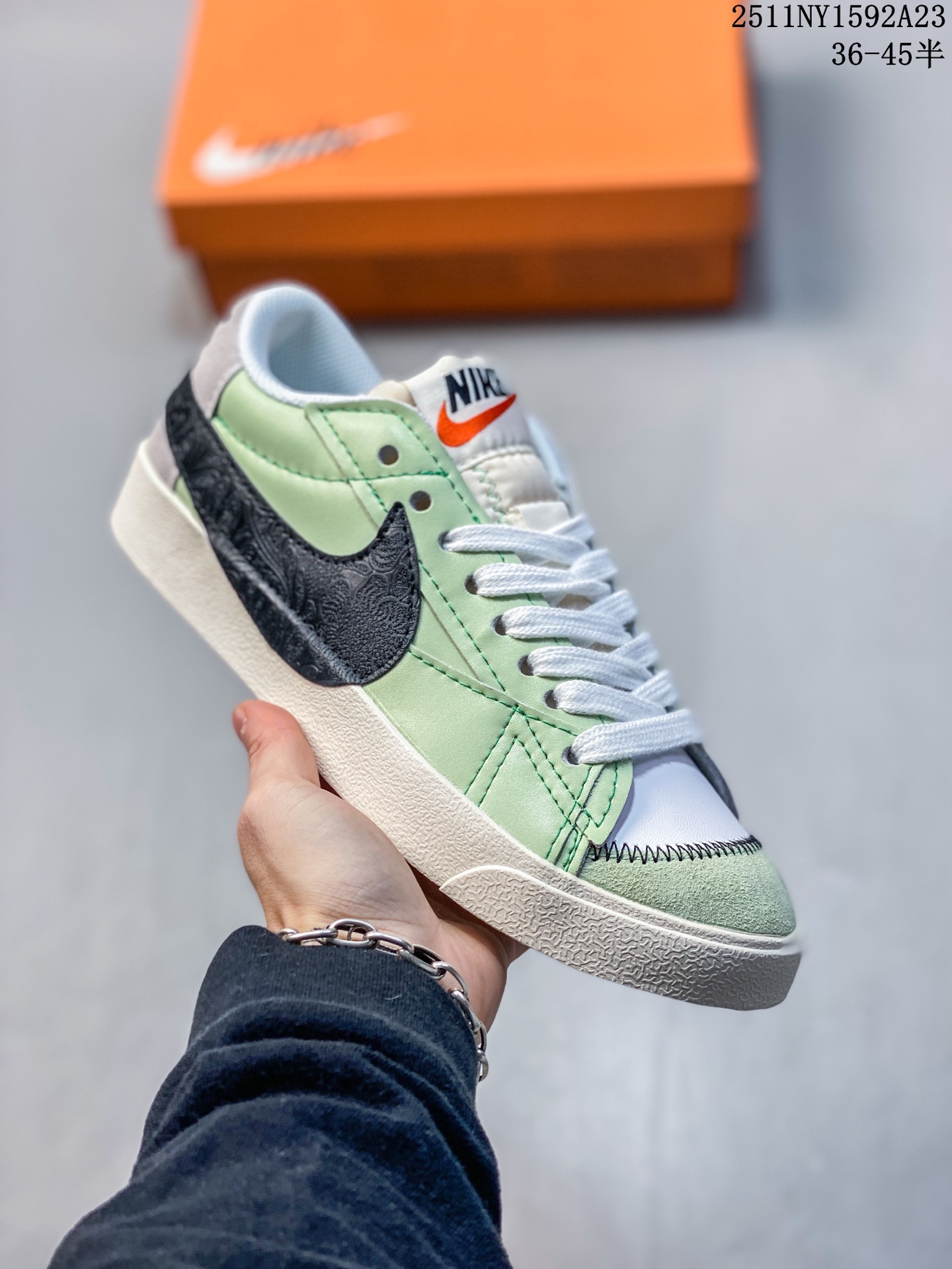 💰115 Nike Blazer Low ‘77 Jumbo 百搭单品 全新焕新升级经典 Blazer 鞋款，大号 Swoosh 突出新时代更加张扬的潮流感，对经典的又一次改良升级。大号 Swoosh 设计结合宽大鞋带，符合当下潮流意趣，橡胶外底融入凸起人字形底纹增添几分户外感觉 尺码:36 36.5 37.5 38 38.5 39 40 40.5 41 42 42.5 43 44 44.5 45 11NY1592A23