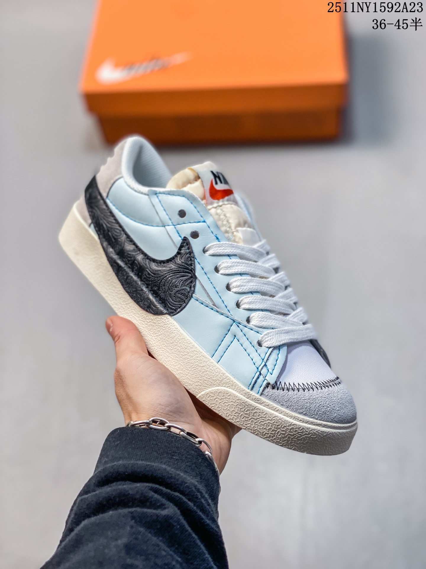 💰115 Nike Blazer Low ‘77 Jumbo 百搭单品 全新焕新升级经典 Blazer 鞋款，大号 Swoosh 突出新时代更加张扬的潮流感，对经典的又一次改良升级。大号 Swoosh 设计结合宽大鞋带，符合当下潮流意趣，橡胶外底融入凸起人字形底纹增添几分户外感觉 尺码:36 36.5 37.5 38 38.5 39 40 40.5 41 42 42.5 43 44 44.5 45 11NY1592A23