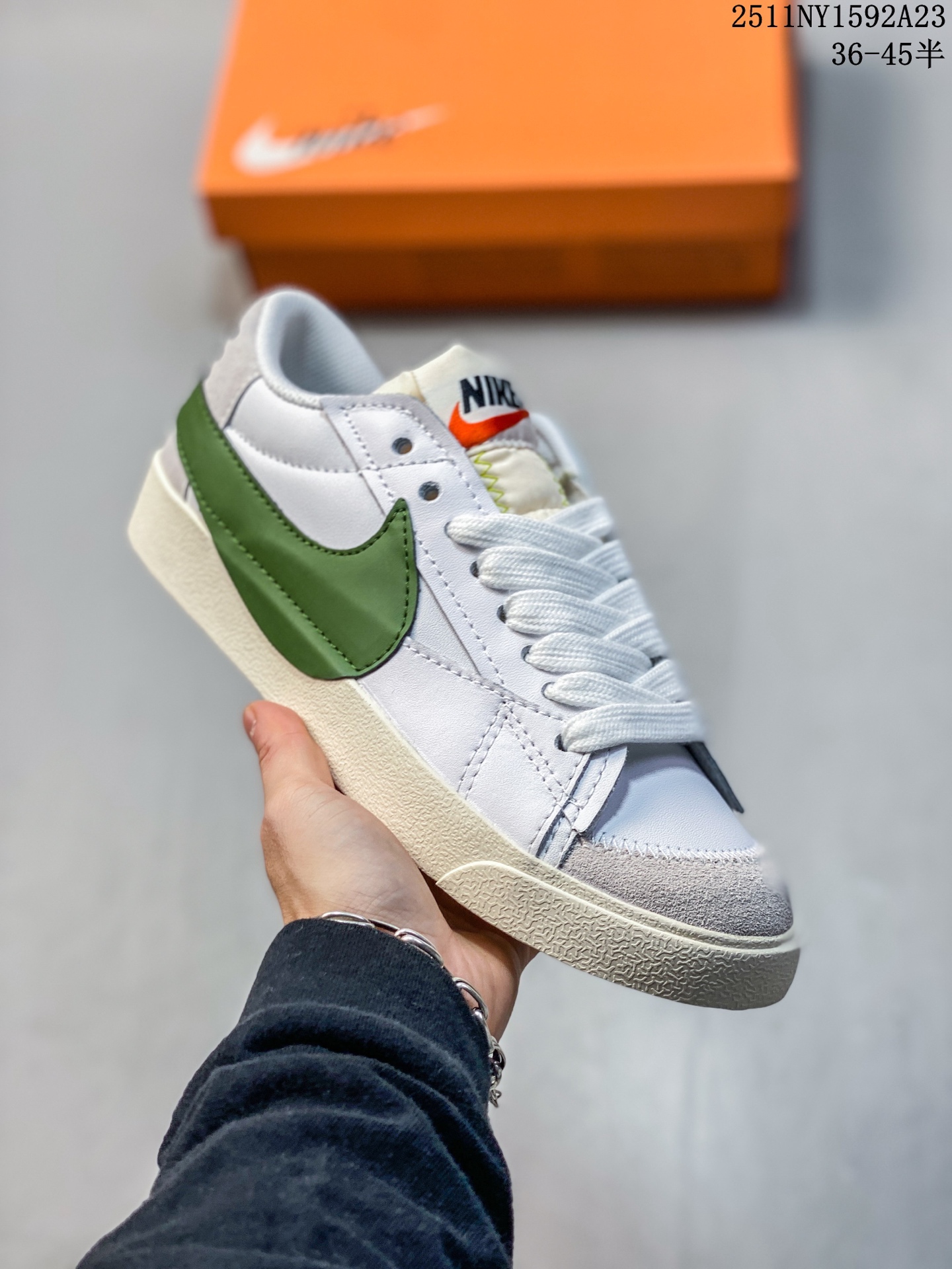 Nike Blazer Low ‘77 Jumbo 百搭单品 全新焕新升级经典 Blazer 鞋款,大号 Swoosh 突出新时代更加张扬的潮流感,对经典的又一次改良升级.大号 Swoosh 设计结合宽大鞋带,符合当下潮流意趣,橡胶外底融入凸起人字形底纹增添几分户外感觉 NY1592A23