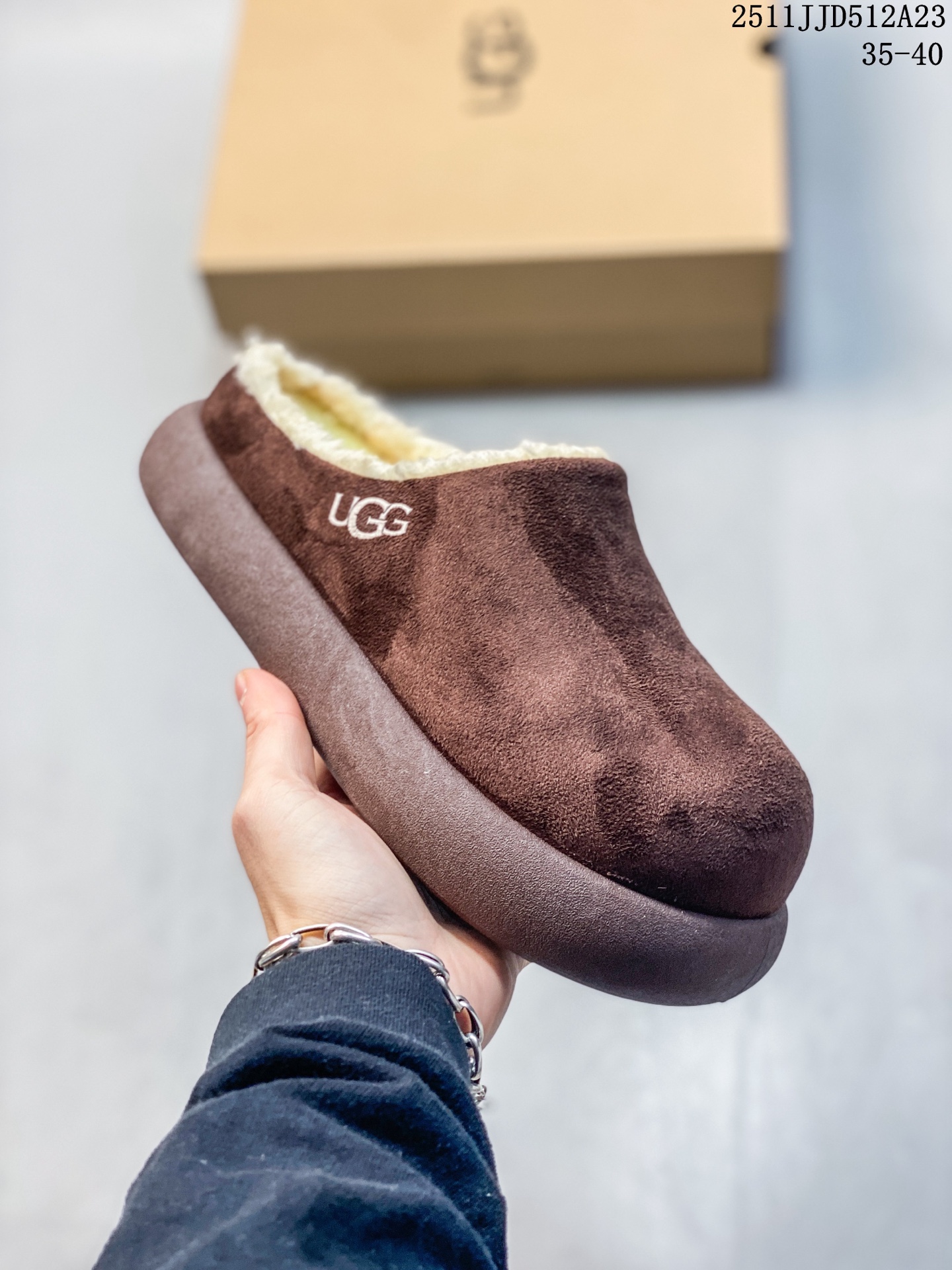 💰130
UGG/雪地靴 UGG Heritage Utility Sneaker 传统实用运动鞋 UGG元素与经典运动鞋的氛围相结合，融合了传统与创新。鞋面采用全粒皮革和麂皮完成。采用来自甘蔗的EVA材质制作的鞋底，拥有发挥出色的抓地力 
11JJD512A23