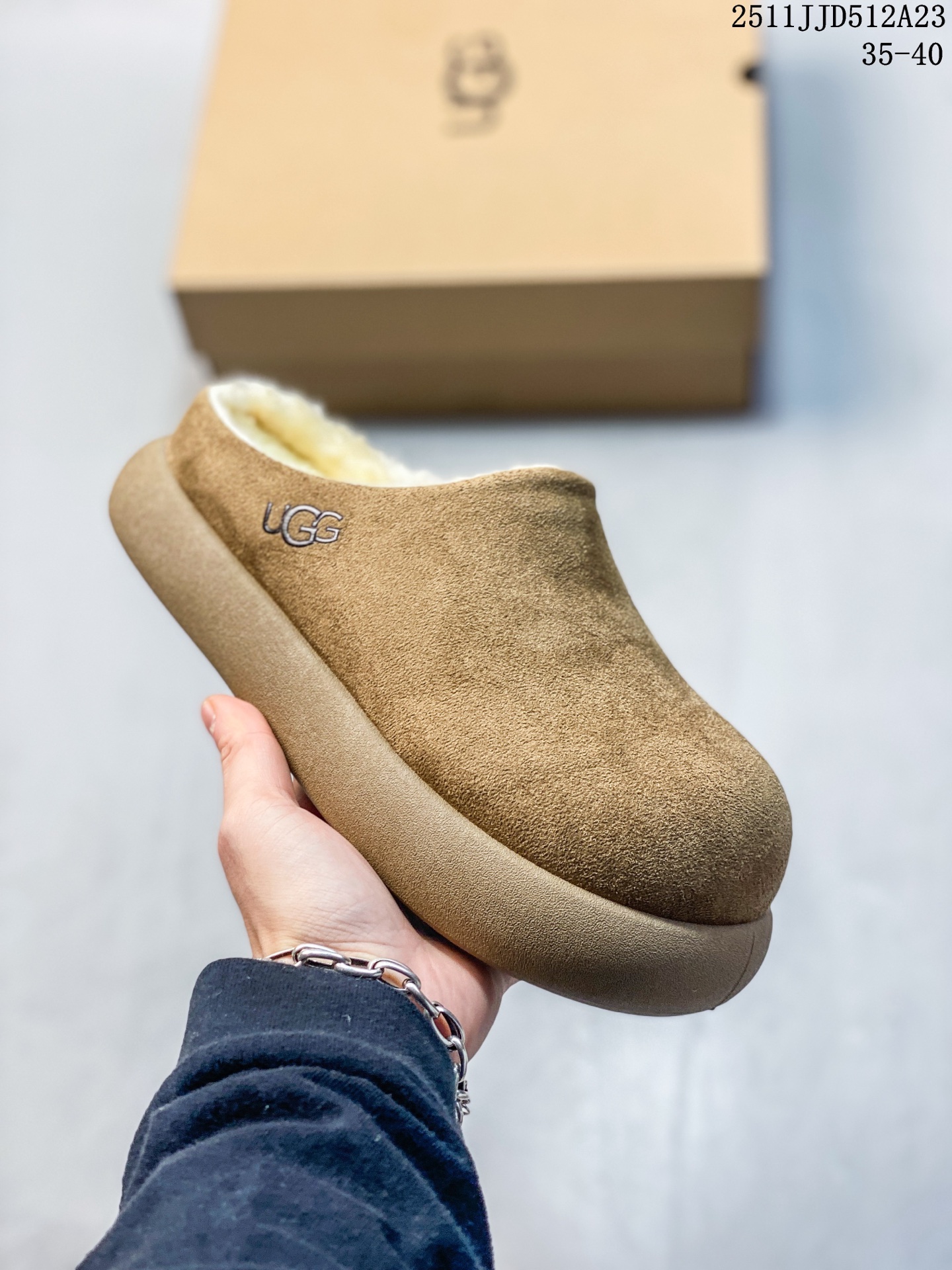 💰130
UGG/雪地靴 UGG Heritage Utility Sneaker 传统实用运动鞋 UGG元素与经典运动鞋的氛围相结合，融合了传统与创新。鞋面采用全粒皮革和麂皮完成。采用来自甘蔗的EVA材质制作的鞋底，拥有发挥出色的抓地力 
11JJD512A23