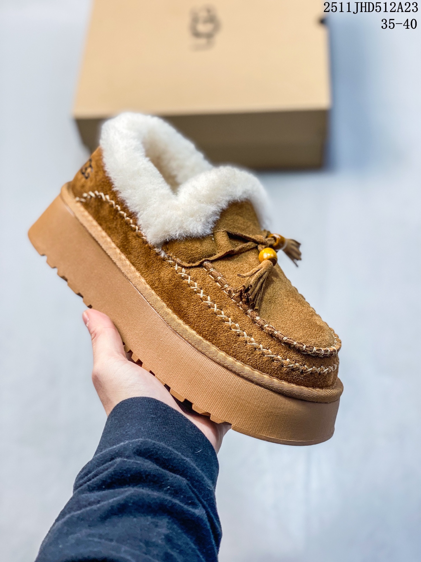 💰150
UGG/雪地靴 UGG Heritage Utility Sneaker 传统实用运动鞋 UGG元素与经典运动鞋的氛围相结合，融合了传统与创新。鞋面采用全粒皮革和麂皮完成。采用来自甘蔗的EVA材质制作的鞋底，拥有发挥出色的抓地力 
11JHD512A23