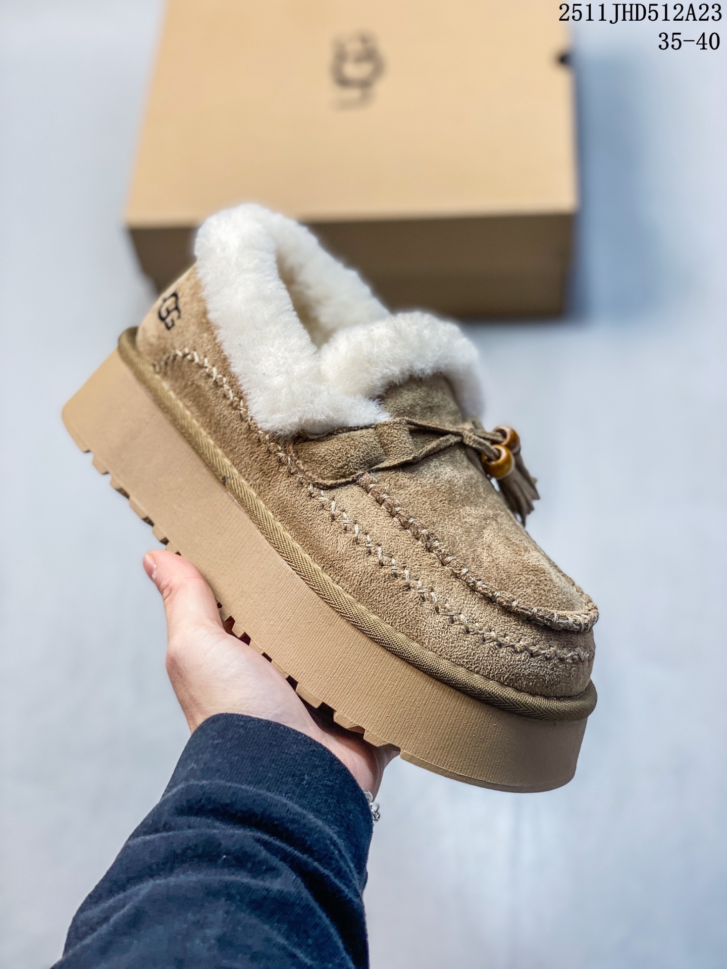 💰150
UGG/雪地靴 UGG Heritage Utility Sneaker 传统实用运动鞋 UGG元素与经典运动鞋的氛围相结合，融合了传统与创新。鞋面采用全粒皮革和麂皮完成。采用来自甘蔗的EVA材质制作的鞋底，拥有发挥出色的抓地力 
11JHD512A23