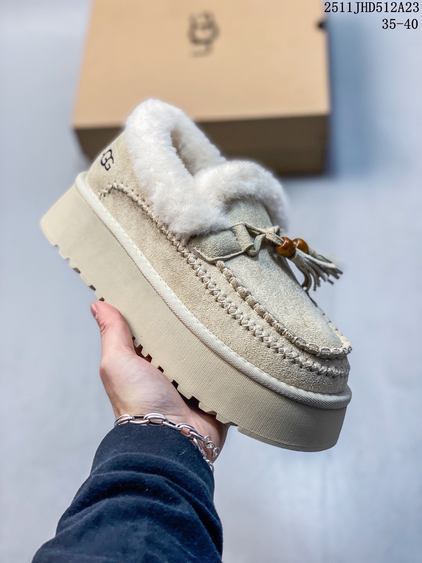 💰150
UGG/雪地靴 UGG Heritage Utility Sneaker 传统实用运动鞋 UGG元素与经典运动鞋的氛围相结合，融合了传统与创新。鞋面采用全粒皮革和麂皮完成。采用来自甘蔗的EVA材质制作的鞋底，拥有发挥出色的抓地力 
11JHD512A23