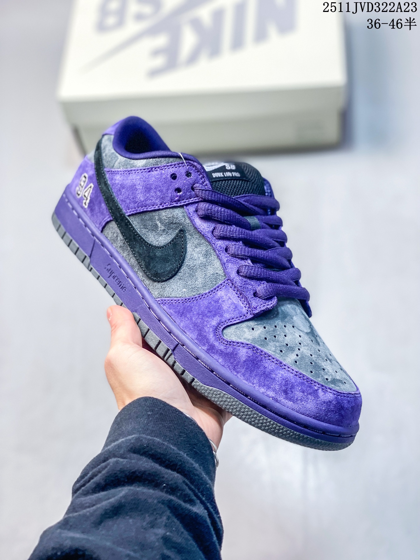 公司级 耐克 Supreme x Nike Dunk SB Low 此款鞋跟上绣有“94”字样,纪念品牌的创立年份,该品牌的标志性徽标还被蚀刻在了中底的侧壁上.鞋垫沿用了标准的红色表面,每只鞋垫上都有Nike SB标识,并且Supreme的标识横跨左右两只鞋垫. 货号: HQ8487-400 如图所示 ATC TCA 11JVD322A23
