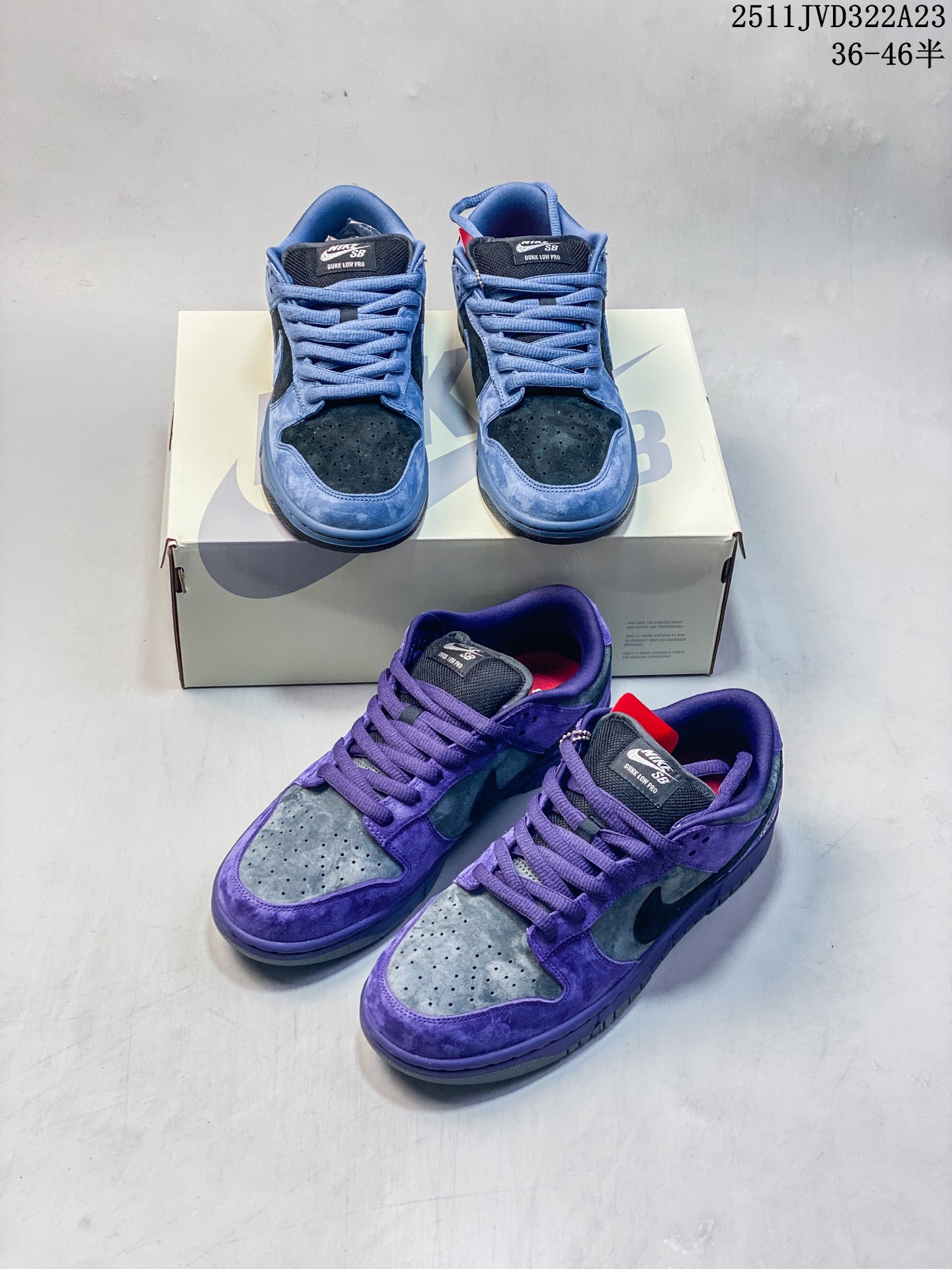 🔻 耐克 Supreme x Nike Dunk SB Low 此款鞋跟上绣有“94”字样,纪念品牌的创立年份,该品牌的标志性徽标还被蚀刻在了中底的侧壁上.鞋垫沿用了标准的红色表面,每只鞋垫上都有Nike SB标识,并且Supreme的标识横跨左右两只鞋垫. 货号: HQ8487-400 如图所示 ATC TCA 11JVD322A23