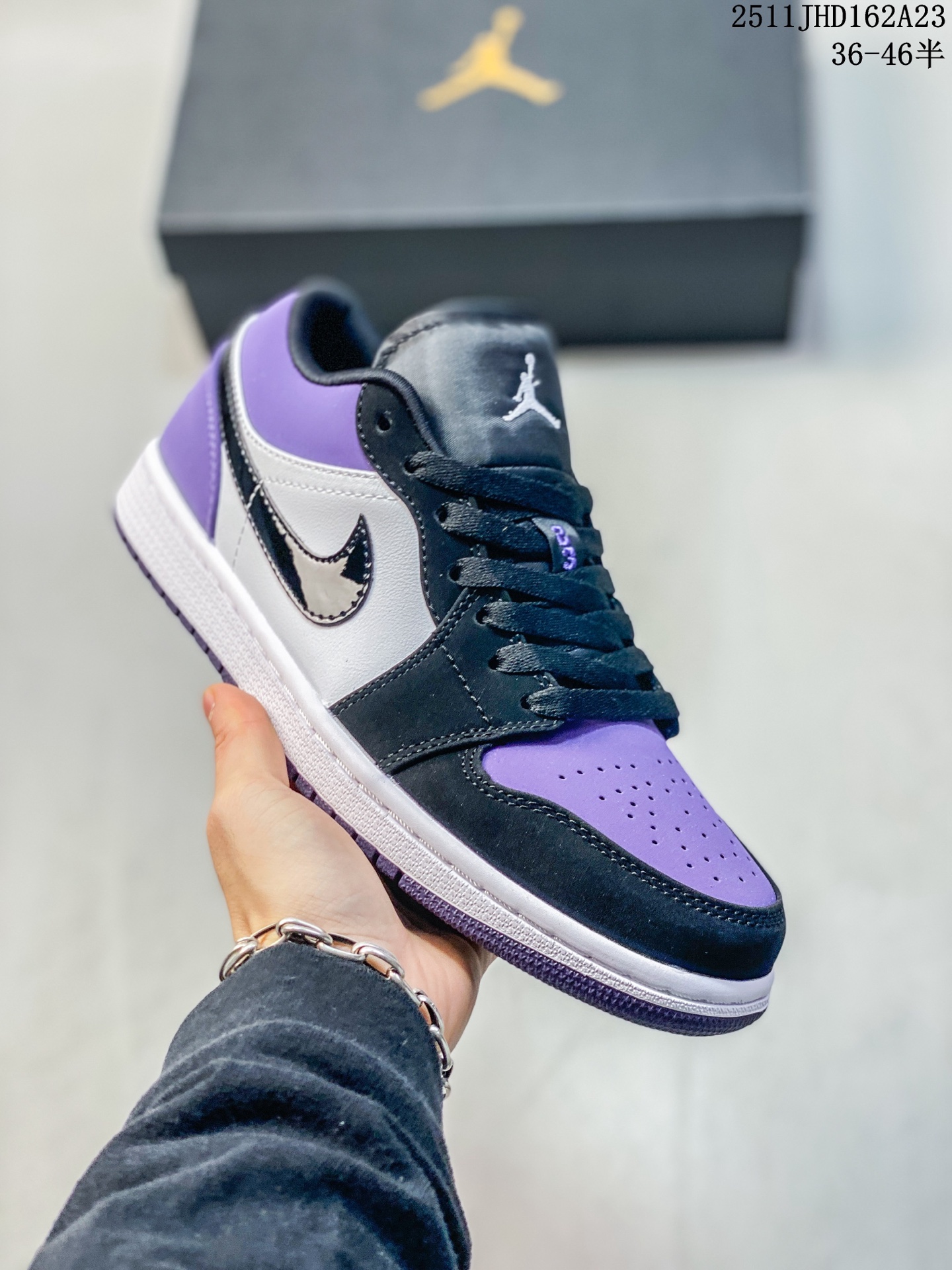 💰150
【公司级】耐克 乔丹Air Jordan 1 Low AJ1 乔1  乔丹1代aj1  低帮复古文化休闲运动篮球鞋。该鞋款从 1985 年元年款汲取设计灵感，焕新演绎简约经典外观，让人感到熟悉的同时又颇具新意。缝线细节搭配后跟刺绣 Wings 标志，彰显 JORDAN 品牌与众不同的专属格调。皮革鞋面，塑就出众结构感与耐穿性。鞋底加入 Nike Air 缓震技术，造就轻盈缓震脚感，外底融入橡胶，铸就非凡抓地力，塑就日常佳选，后跟饰有 Wings 标志，鞋头打孔设计，泡绵中底。
11JHD162A23