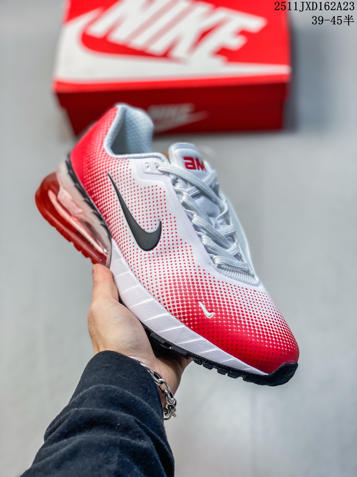 【公司级】耐克 (NIKE)2025年男女子NIKE AIR MAX PHOENIX SE 气垫缓震慢跑鞋 运动休闲鞋 Air Max 缓震配置结合轻盈鞋面,回弹缓震,为 Air Max 系列再添时尚单品.织物与合成材质组合鞋面,缔造轻盈透气的贴合体验,橡胶外底镂空设计和轻盈后跟夹有助减轻鞋身重量,成就出众运动表现,Nike ReactX 技术采用轻盈耐穿泡绵,铸就出众回弹的顺畅迈步体验,Air Max 缓震配置回弹舒适,提供恰到好处的支撑效果,泡绵中底,橡胶外底. 11JXD162A23