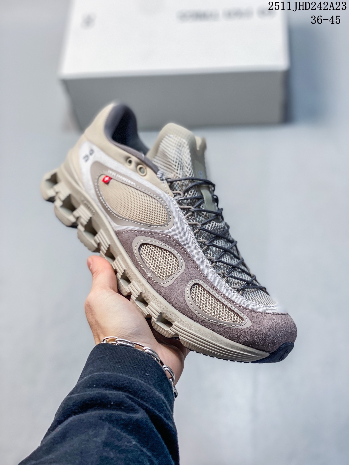 💰150
FKA Twigs x  On昂跑 Cloud X 舒适轻盈耐磨 低帮跑步鞋 
11JHD242A23