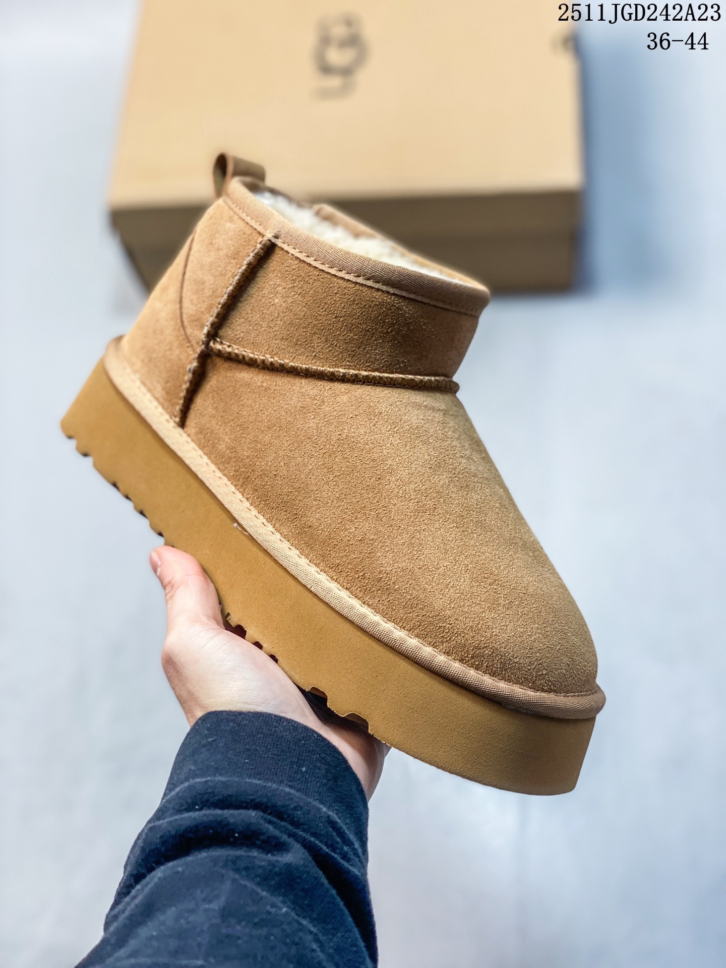 💰130
真标✅ ULTRA MINI PLATFORM 舒适柔软时尚 耐磨增高保暖 保暖雪地靴
11JGD242A23