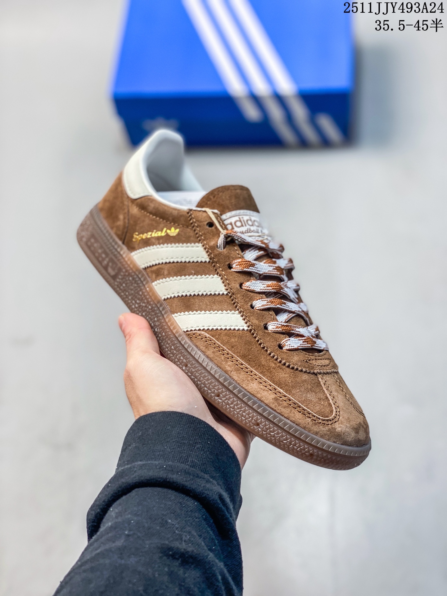 💰135
阿迪达斯 德训鞋 ADIDAS ORIGINALS SAMBA OG SHOES 经典运动鞋小白鞋 「T头鞋」男女士板鞋 彰显休闲摩登风情的时尚经典鞋。它诞生于50年代的足球场，随后走向街头和秀场。adidas Samba自成一格，堪称时尚标杆。这款Samba OG经典鞋，采用柔软皮革鞋面，搭配橡胶外底，舒适休闲。含锯齿三条纹和别致T形鞋头，致敬Samba的传统设计。缀低调烫金细节，更添型格。忠于本源，热爱不老。• 常规版型• 系带设计• 皮革鞋面• 织物衬里• 橡胶外底。  

货号：KI6265
码数：35.5-45含半码
编码：HJTI0912
11JJY493A24